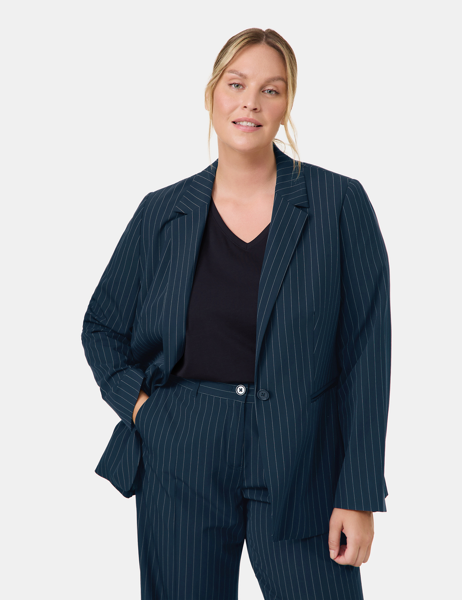 Figurumspielender Blazer mit feinen Nadelstreifen