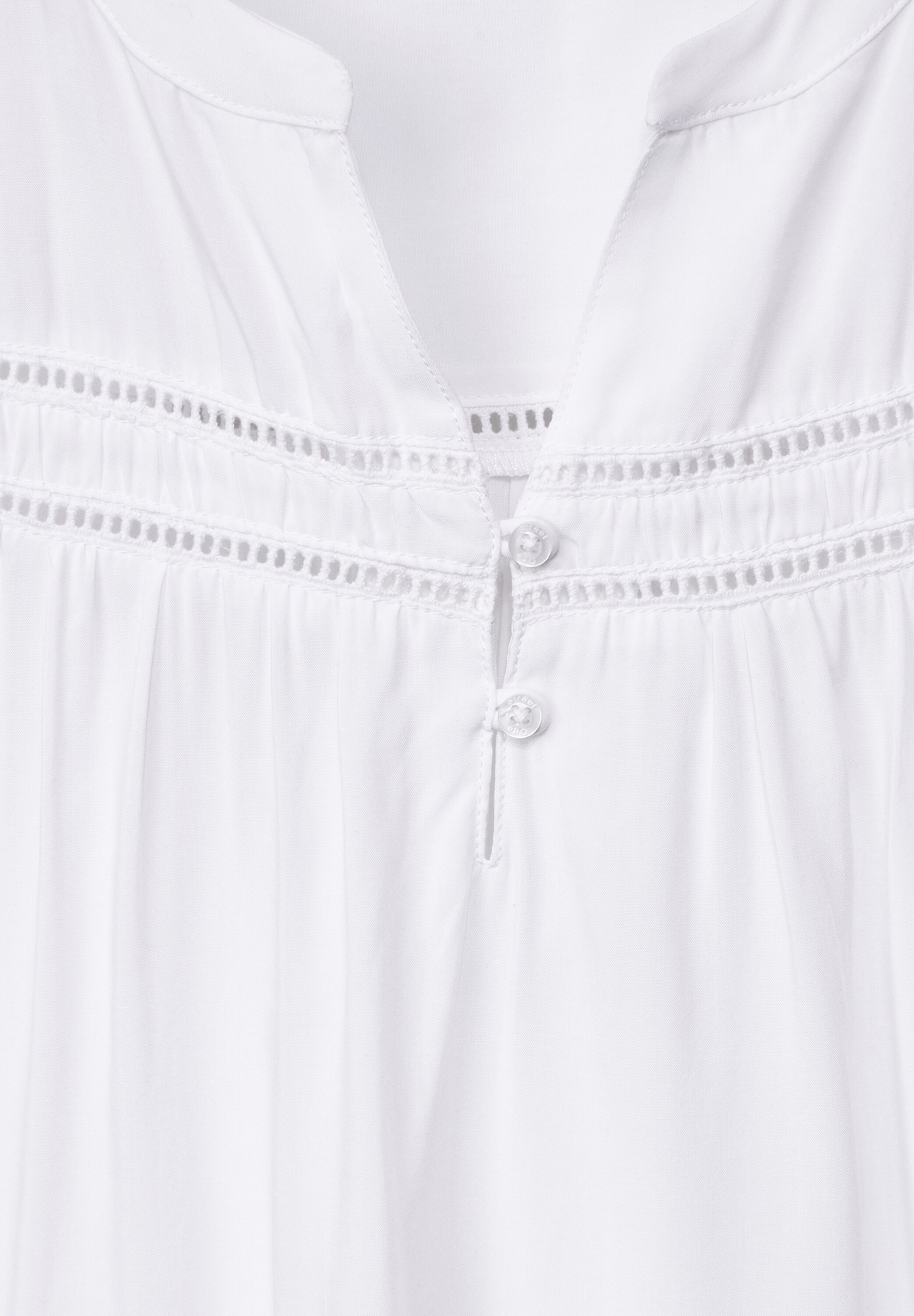 Viskosebluse mit Häkeldetail