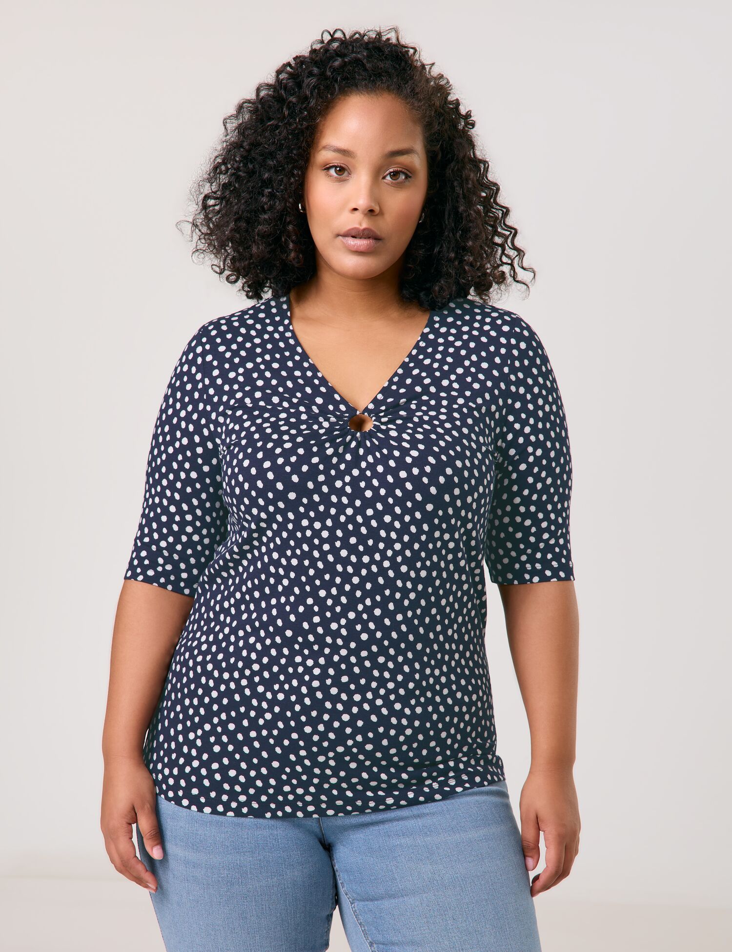 Gepunktetes Halbarmshirt mit Zierring