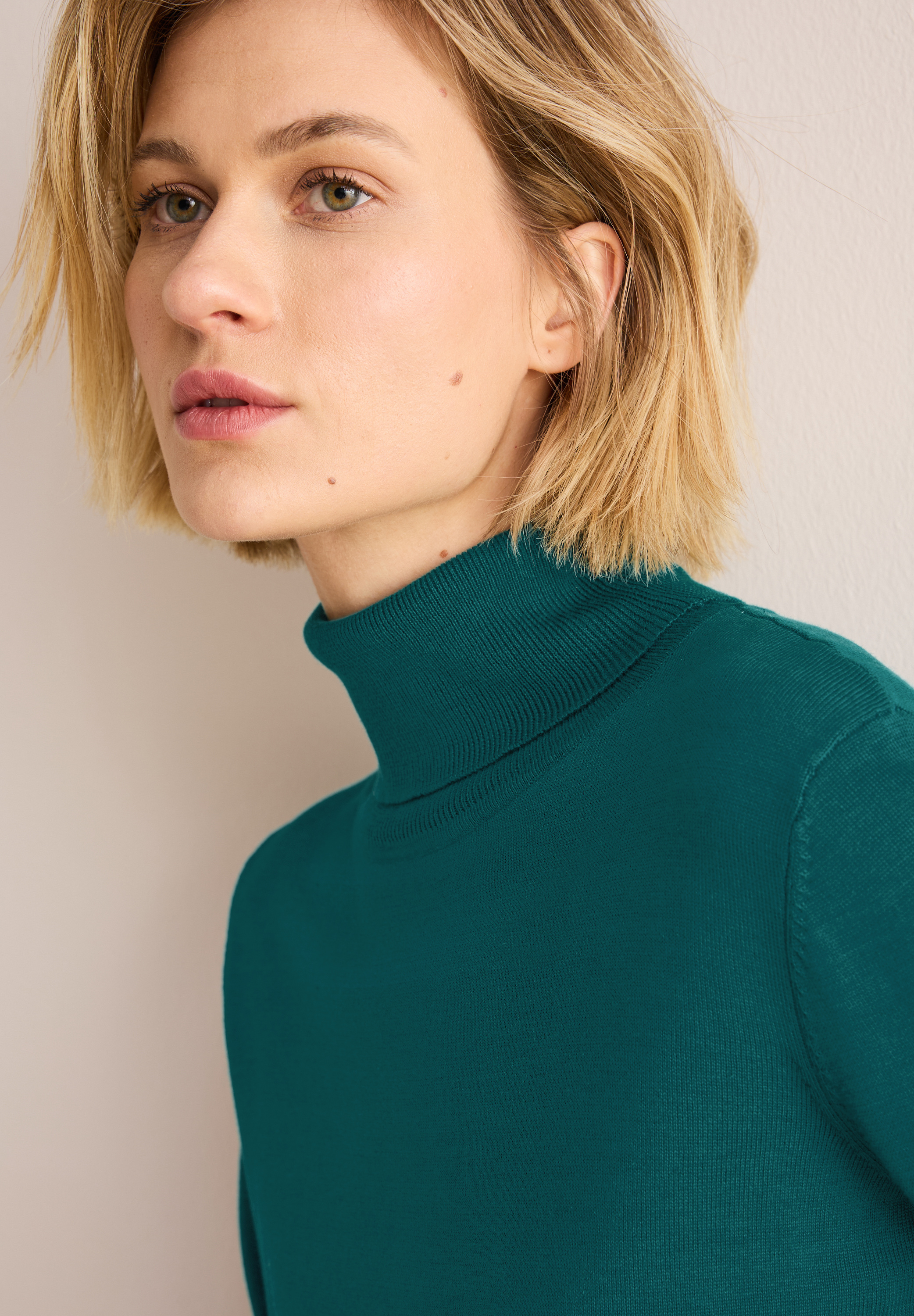 Basic Rollkragen-Pullover