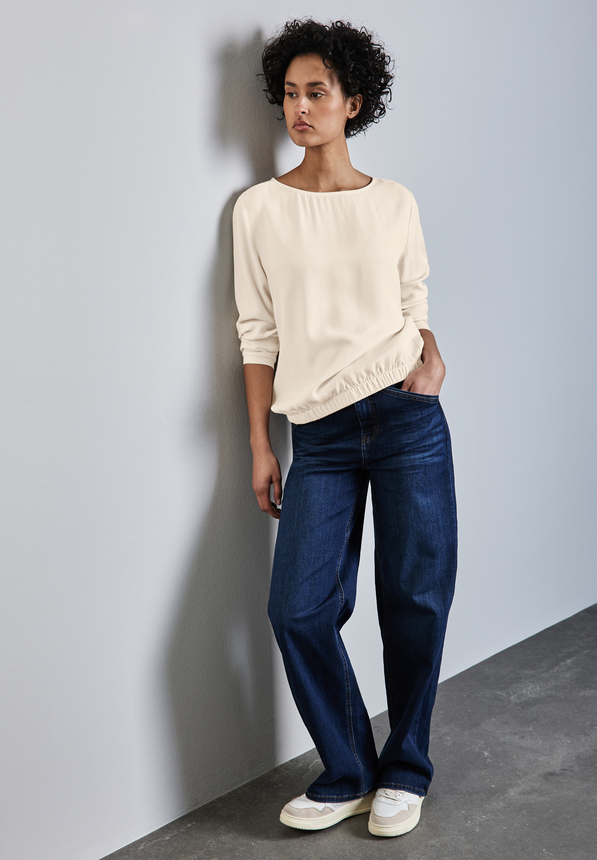 Bluse mit gerafftem Saum Bluse mit gerafftem Saum