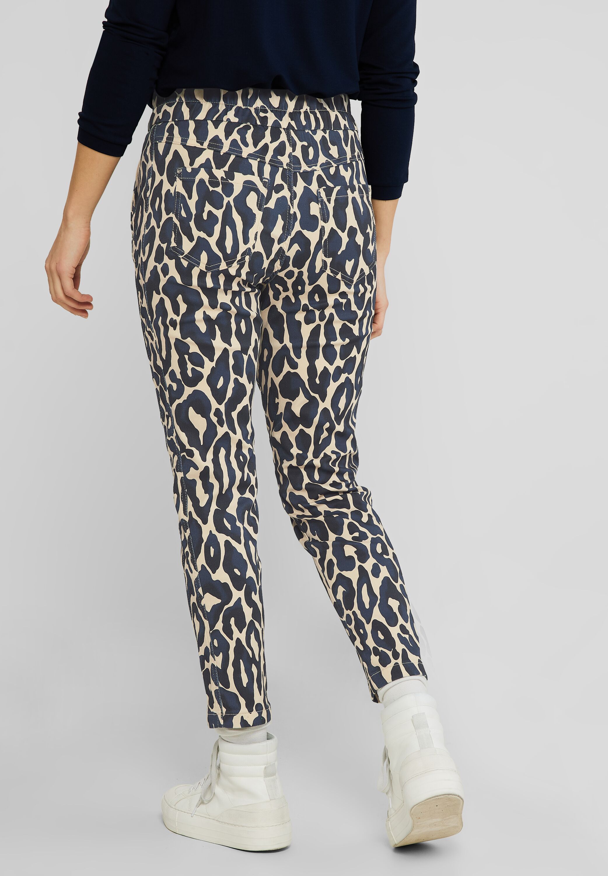 Loose Fit Hose mit Leoprint