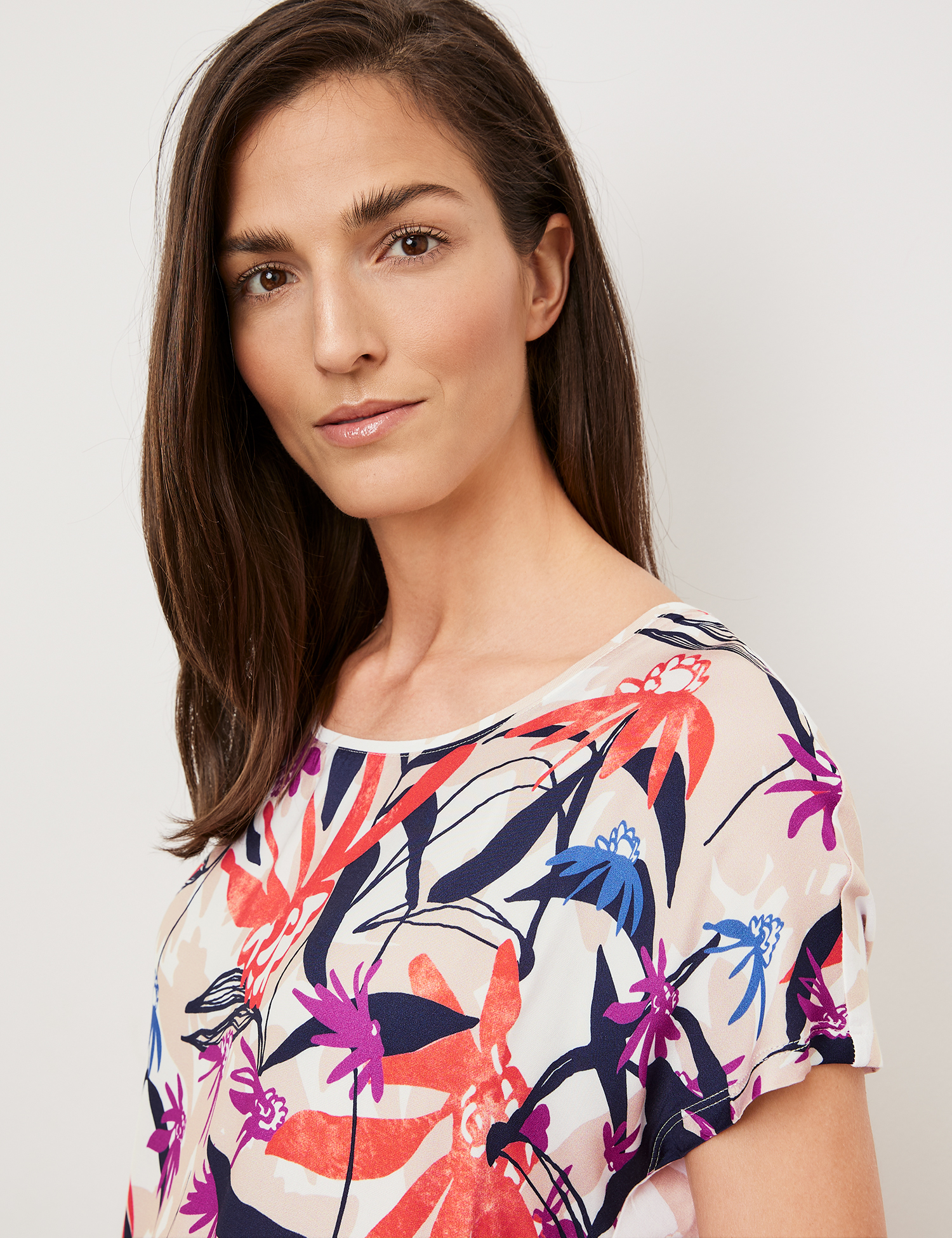 Gemustertes Kurzarmshirt mit elastischem Saum