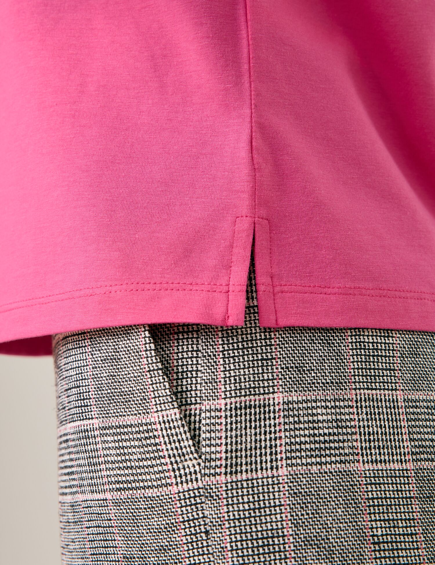 Kurzarmshirt mit Material-Patch und Ziersteinchen