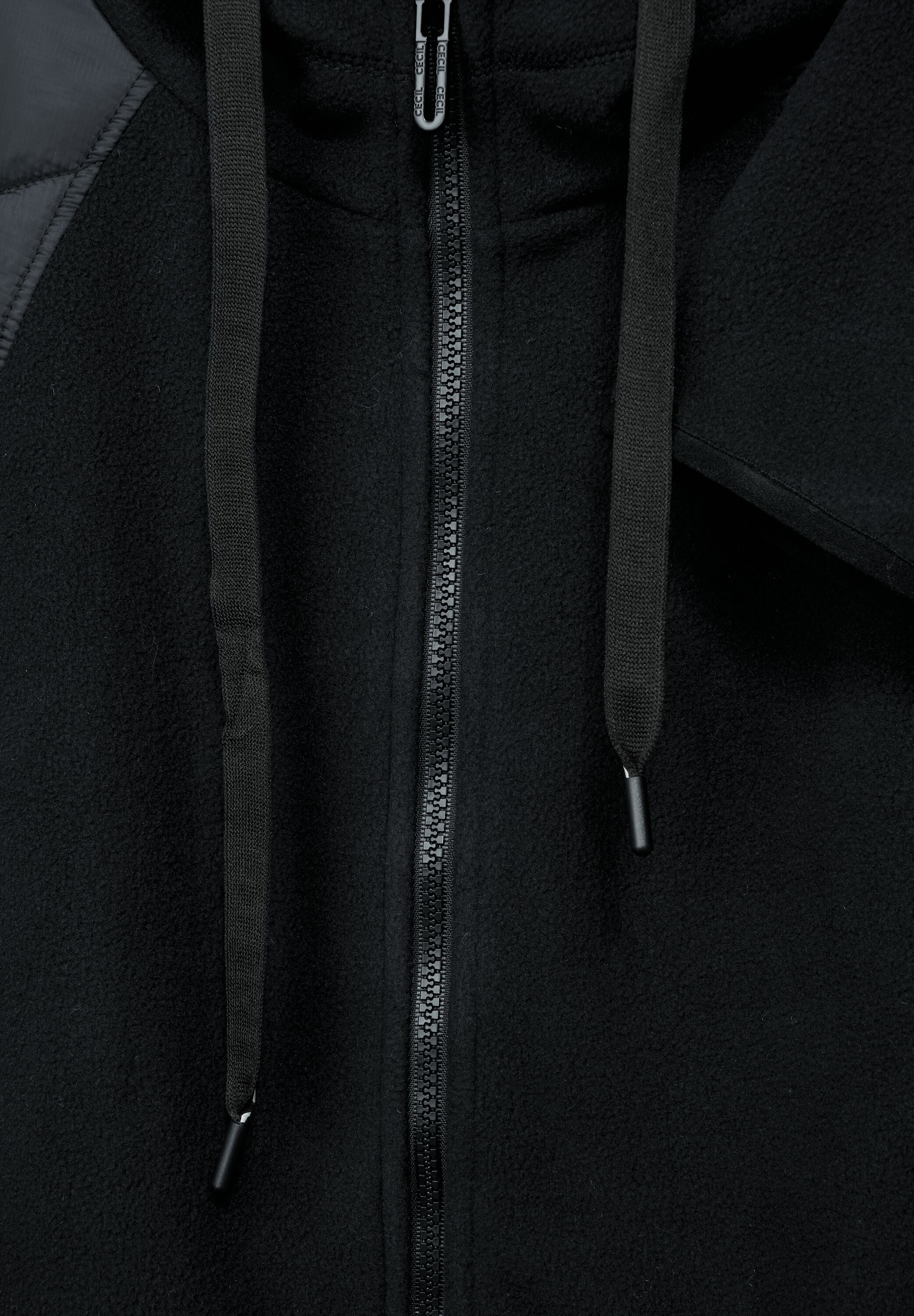 Fleecejacke im Materialmix