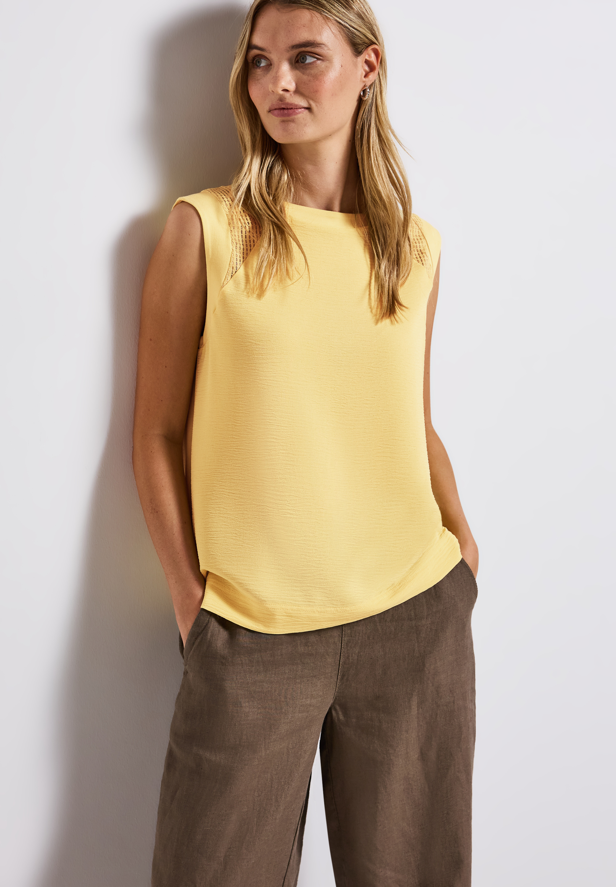 Top mit Mesh-Details