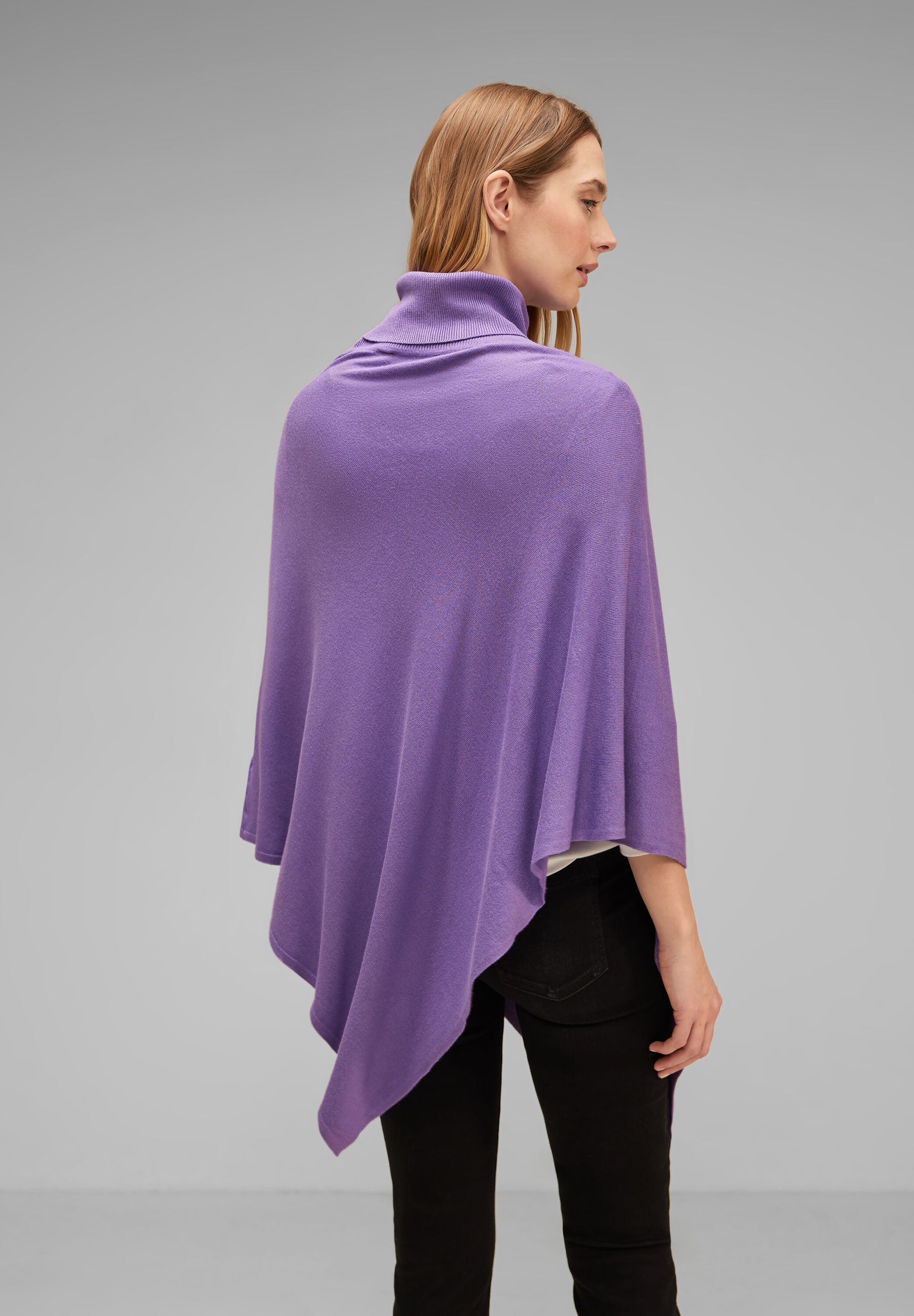 Strickponcho mit Rollkragen