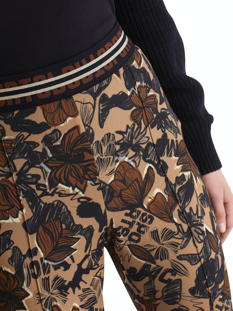 Hose mit Tattoo-Flowers