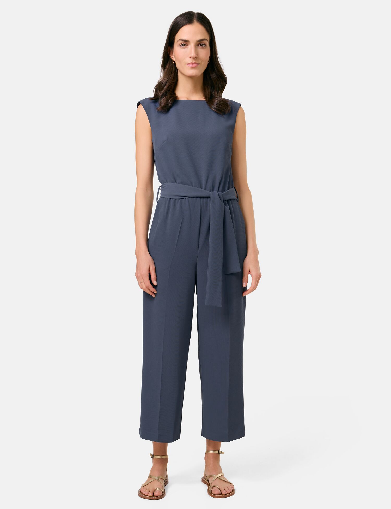 Fließender Jumpsuit mit Bindegürtel