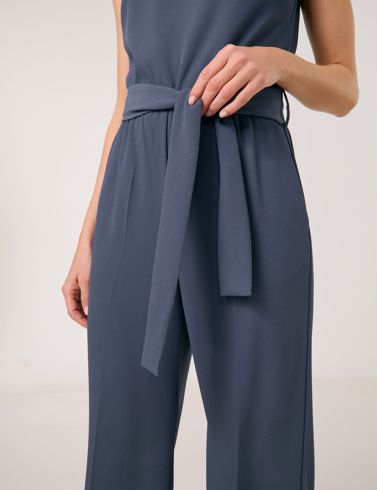 Fließender Jumpsuit mit Bindegürtel