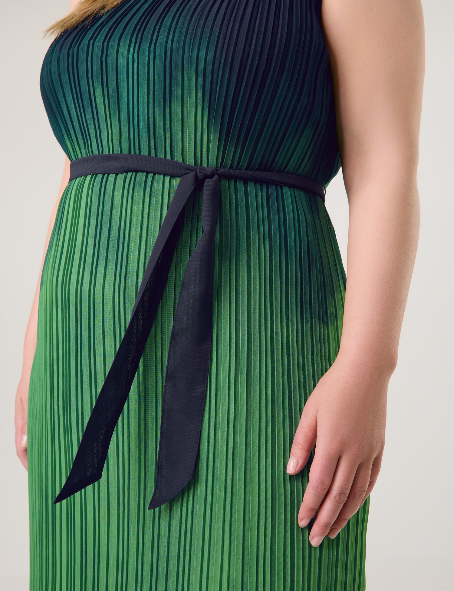 Ärmelloses Plisseekleid mit Farbverlauf