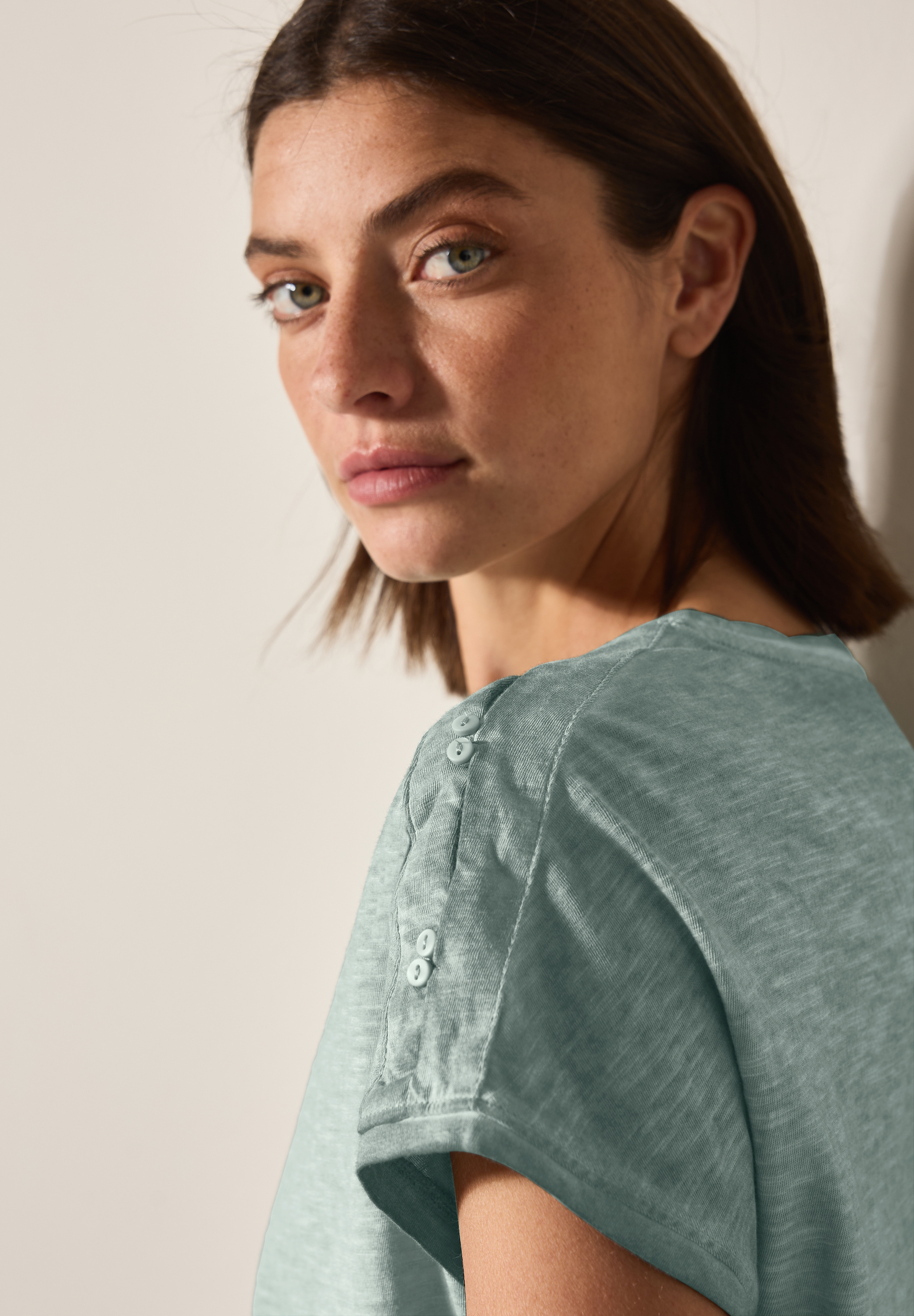 T-Shirt mit Knopfdetail