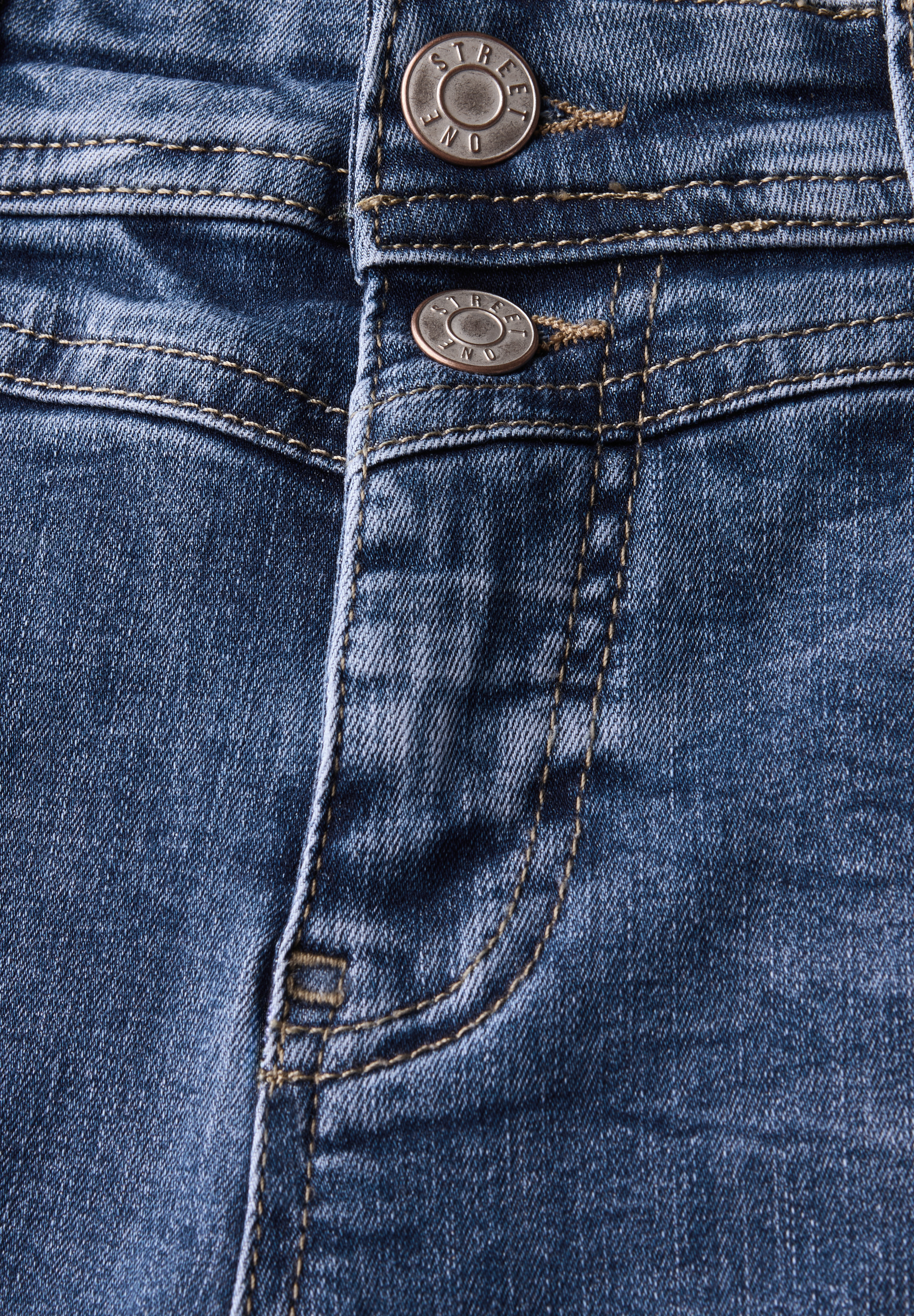 Jeans mit Destroyed Details