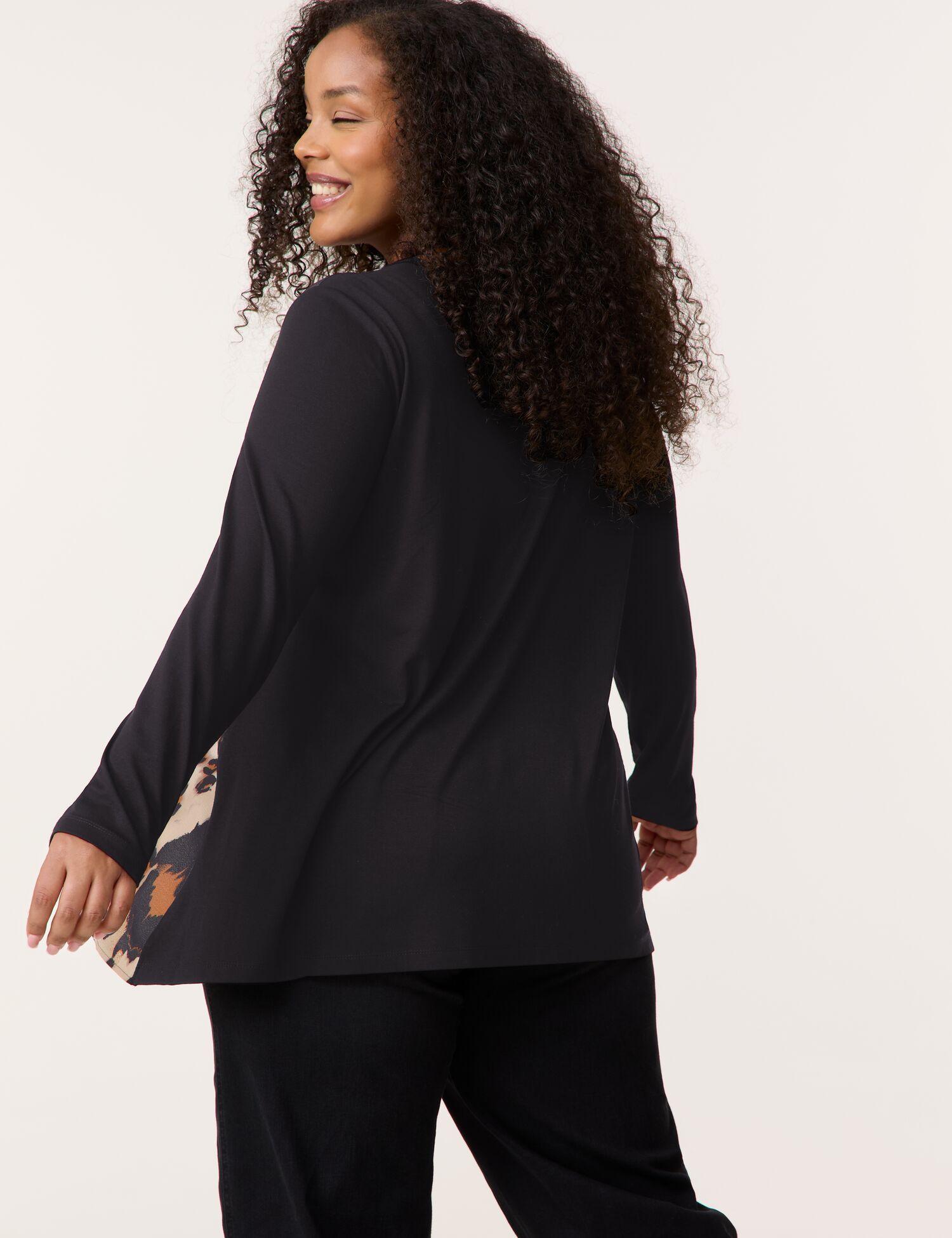 Ausgestelltes Langarmshirt mit Leo-Print