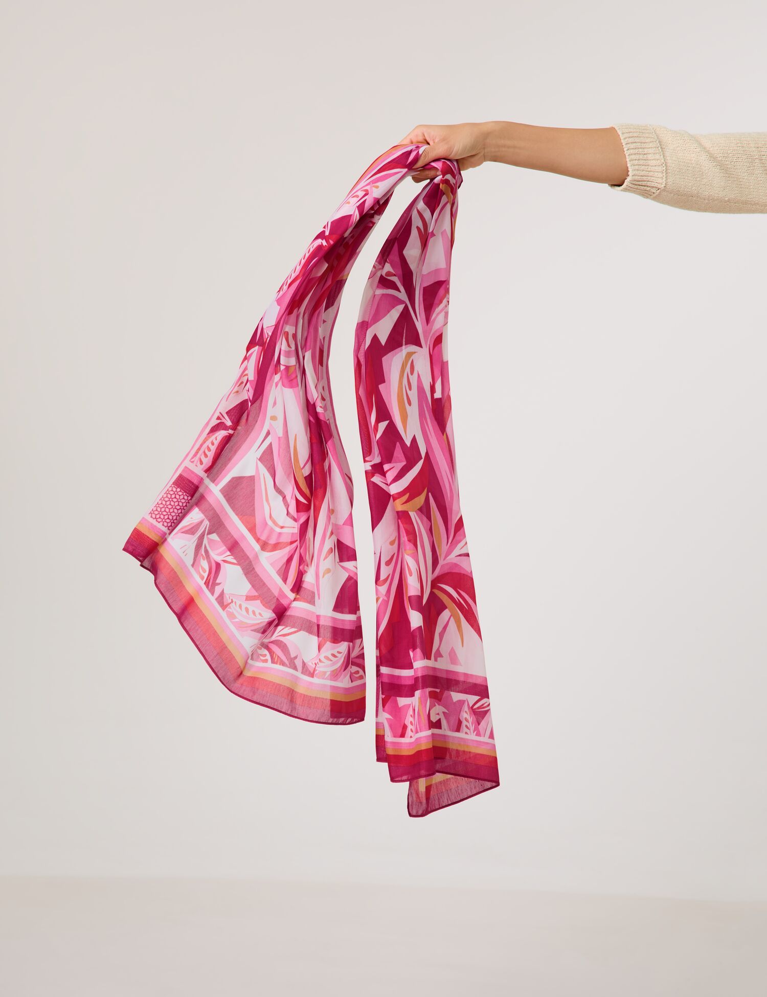 Softer Schal mit floralem Dessin