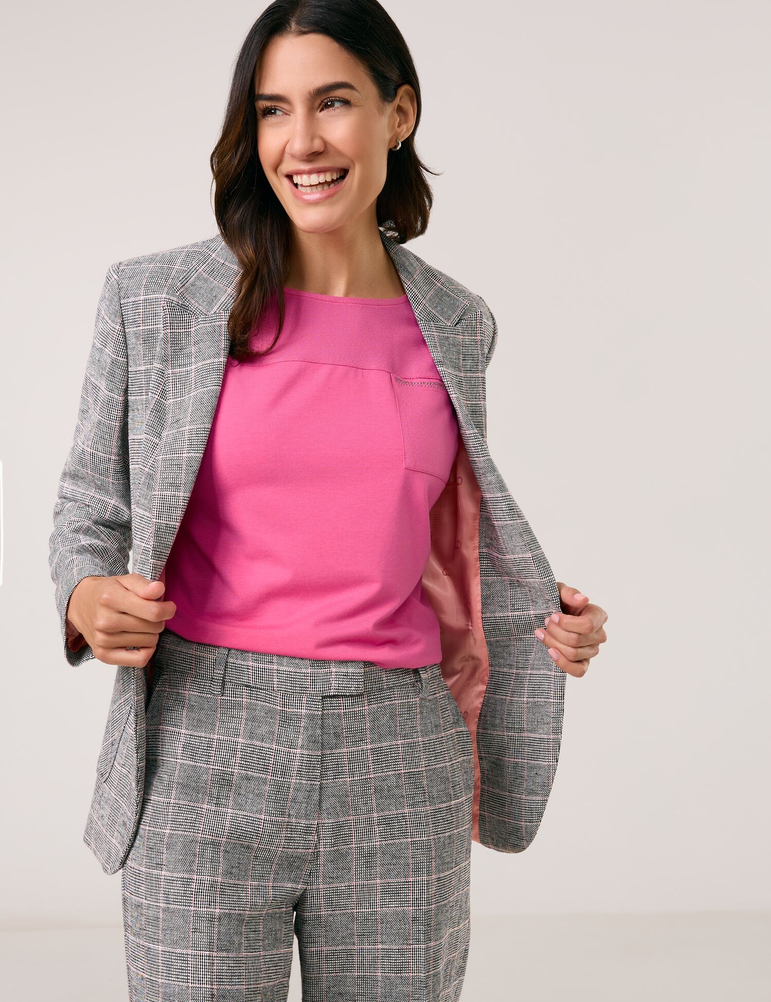 Kurzarmshirt mit Material-Patch und Ziersteinchen