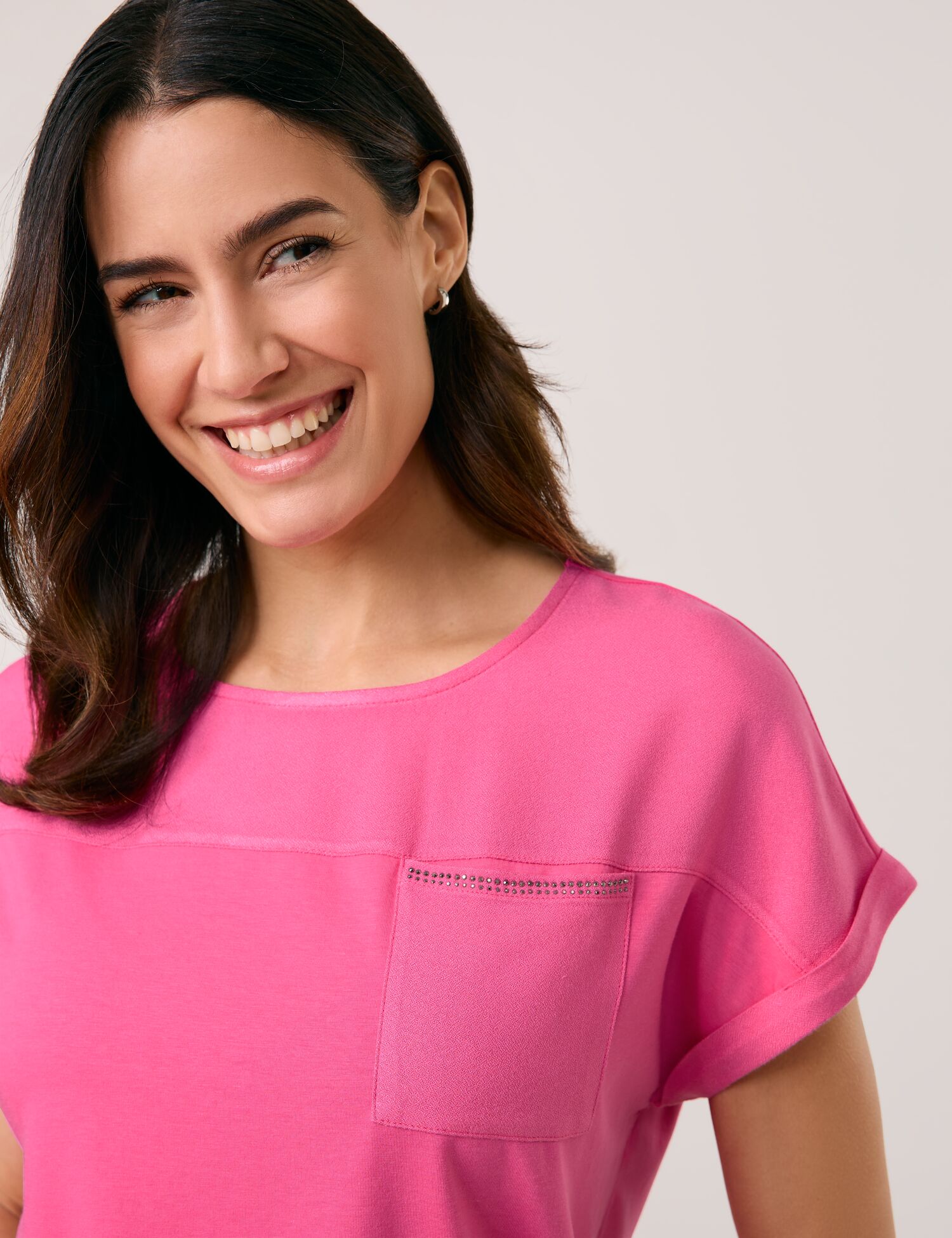 Kurzarmshirt mit Material-Patch und Ziersteinchen