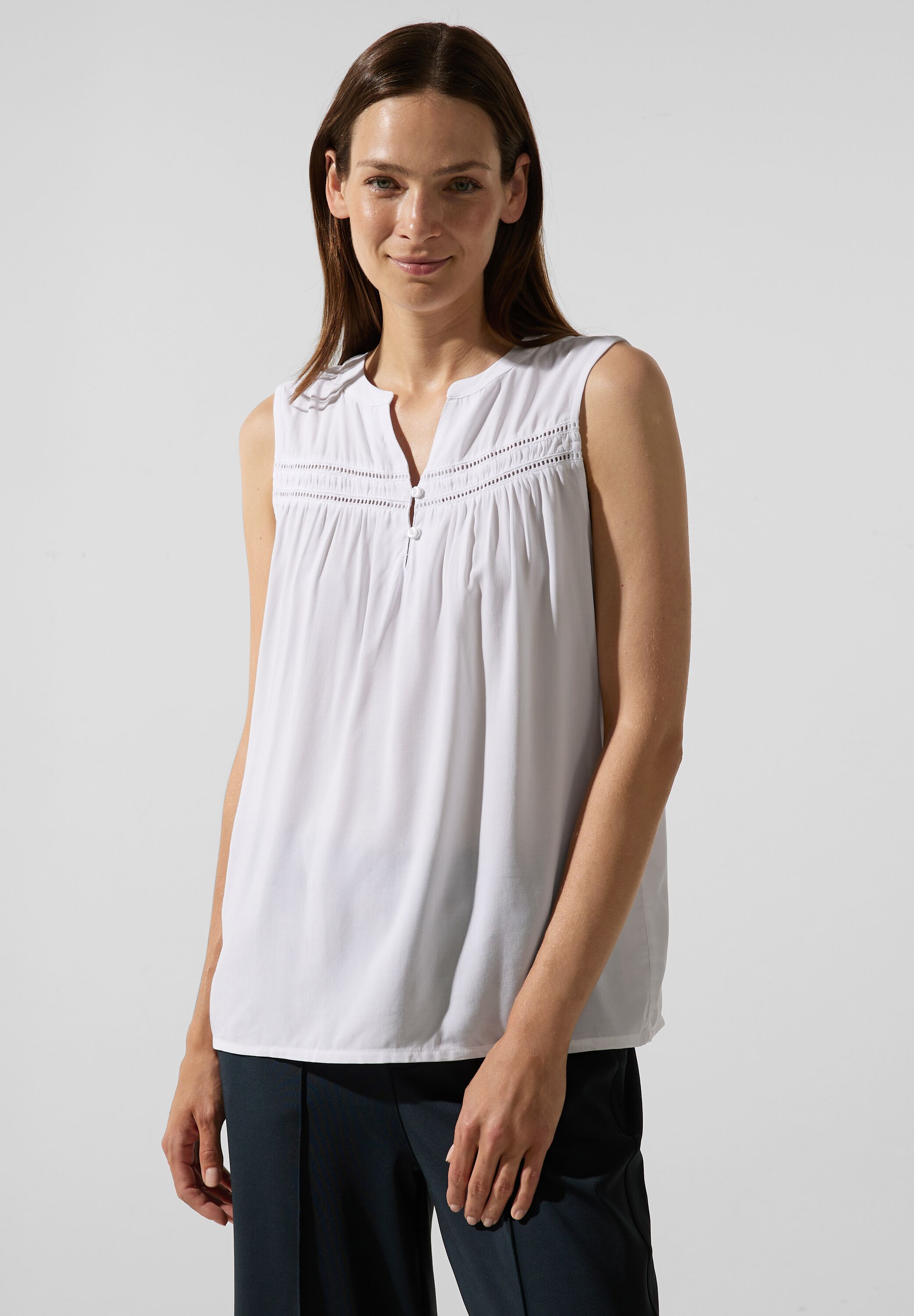 Viskosebluse mit Häkeldetail