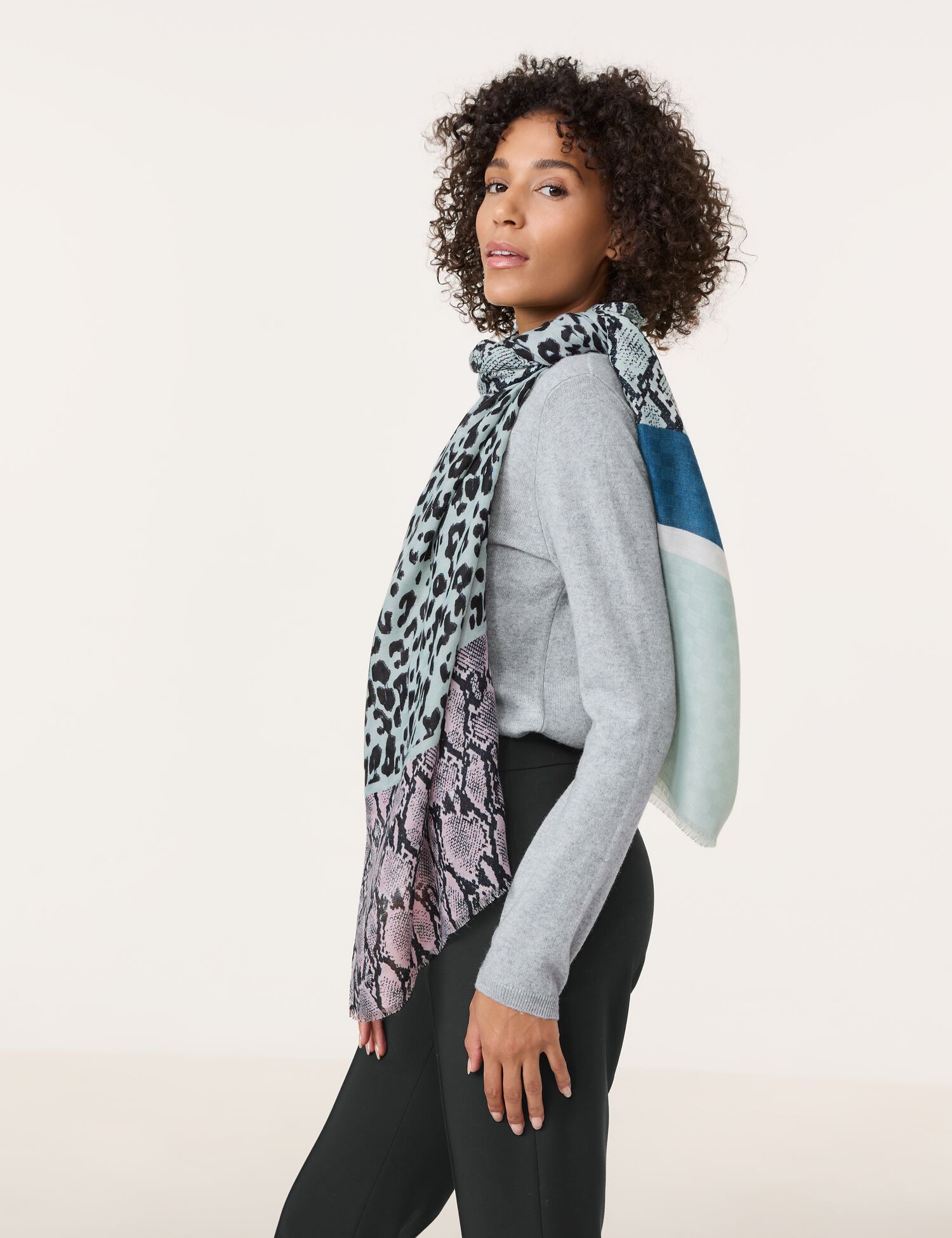 Feiner Schal mit Muster-Patch
