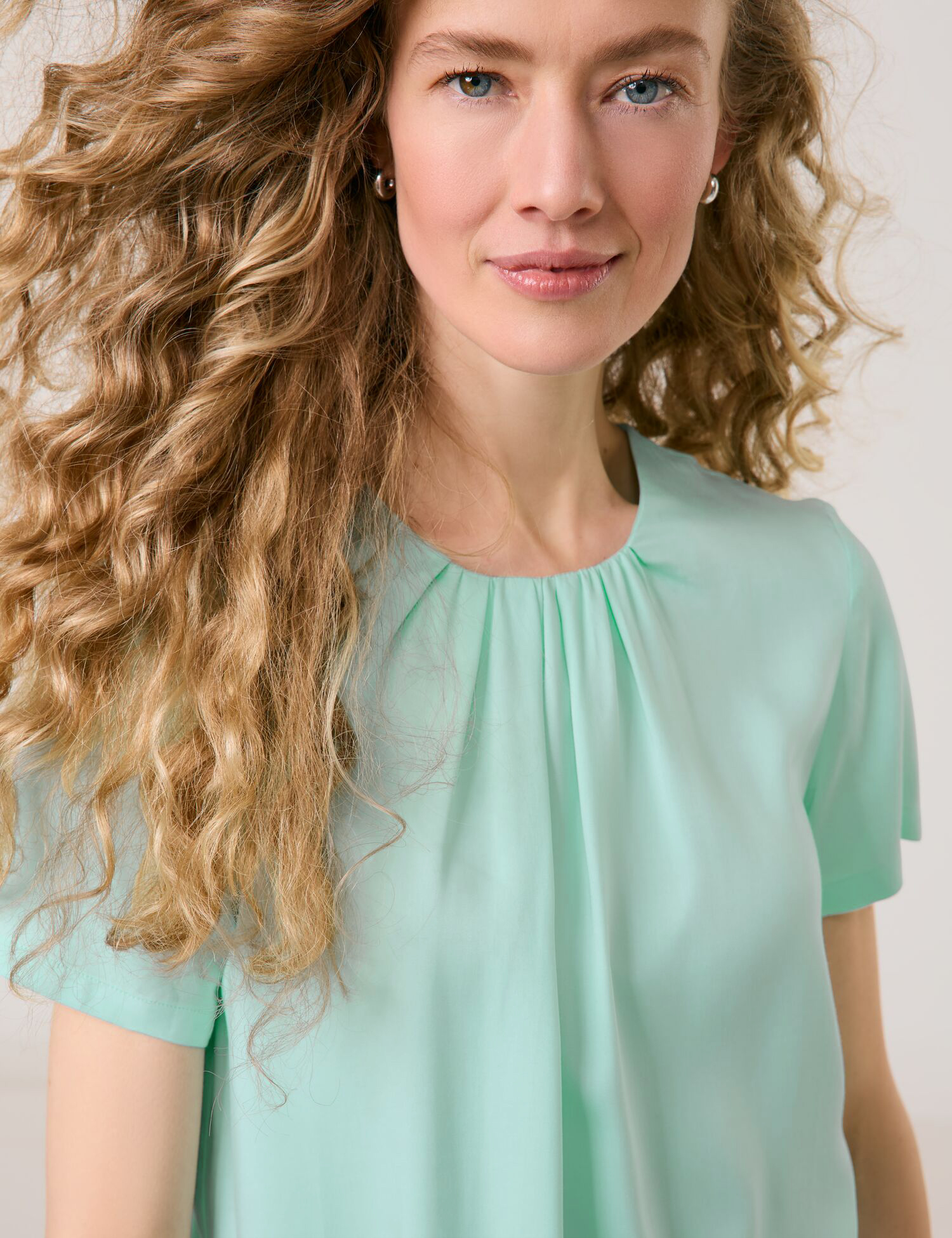 Fließendes Blusenshirt mit Faltendetail