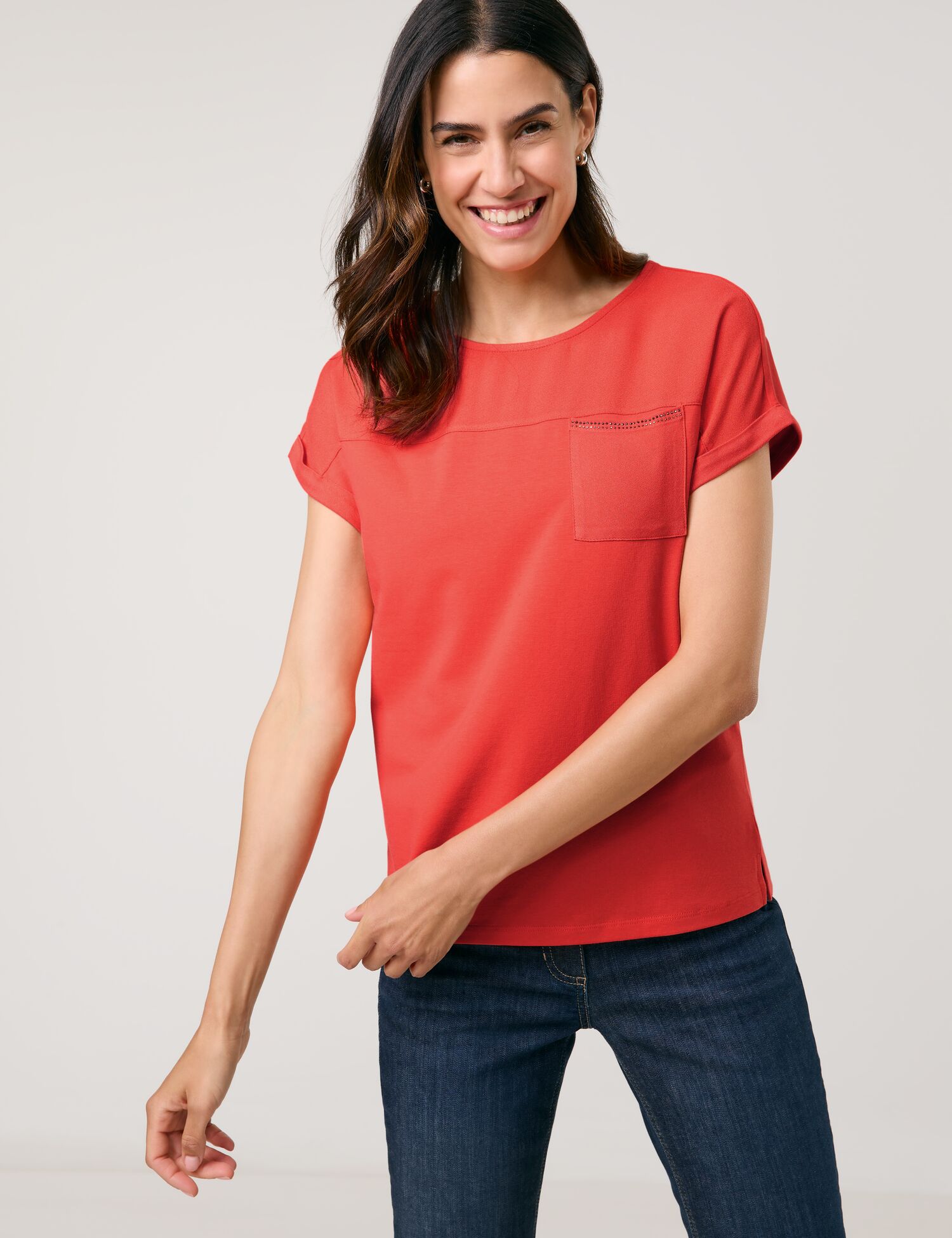 Kurzarmshirt mit Material-Patch und Ziersteinchen