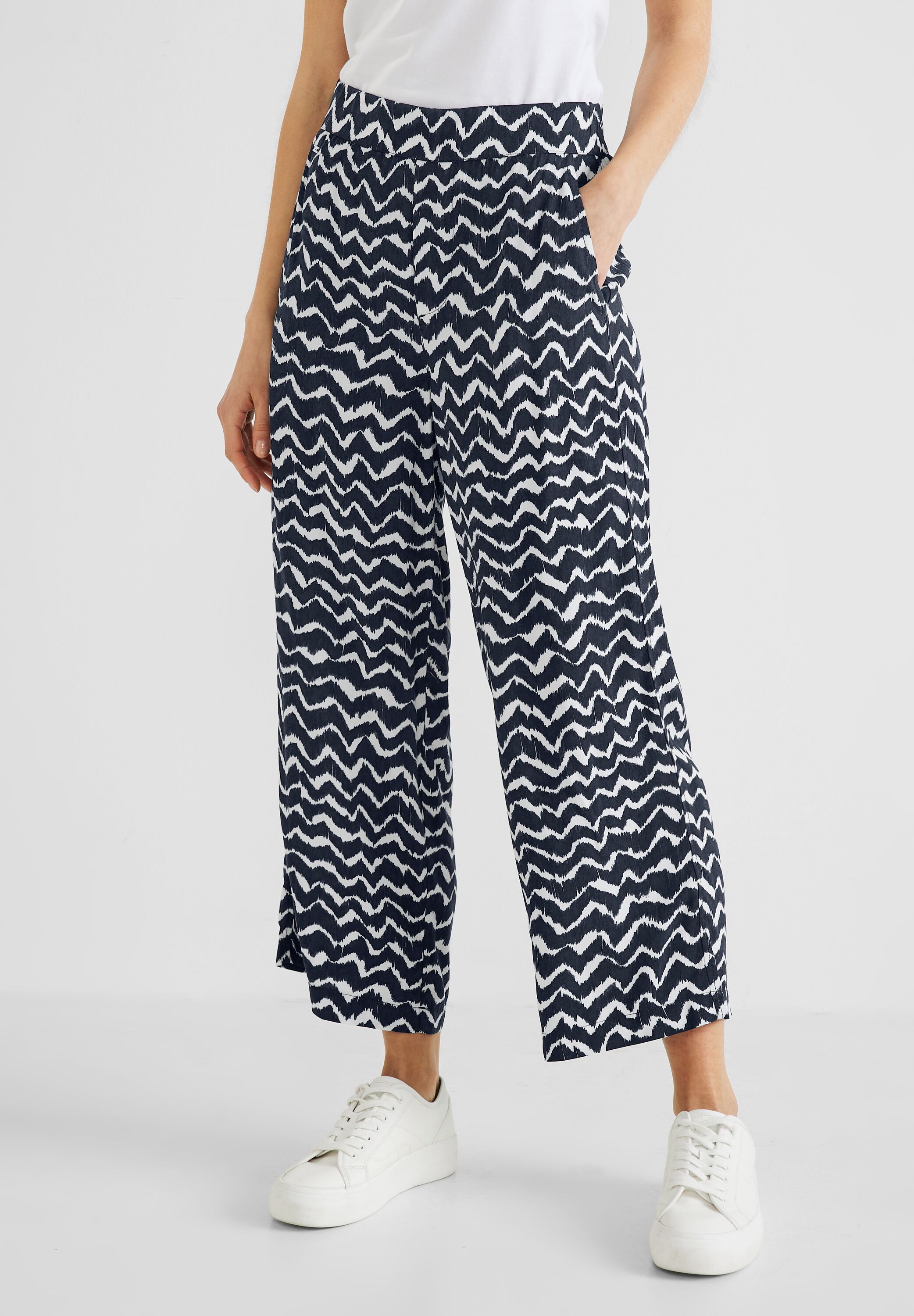 Loose Fit Hose mit Ikatprint