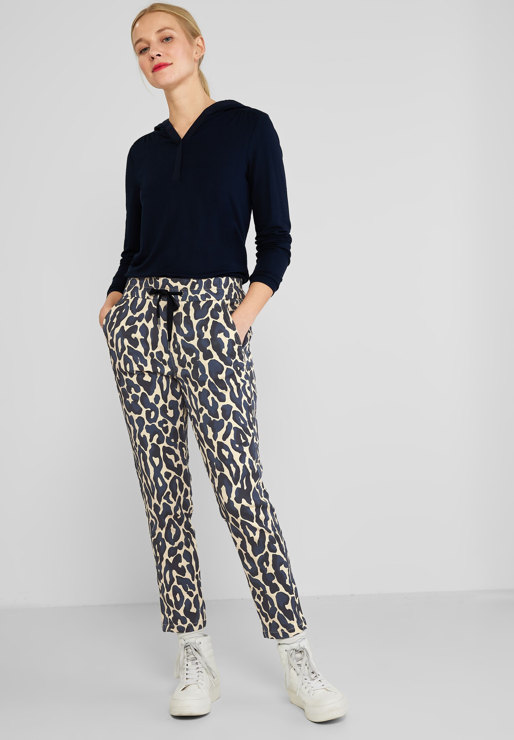 Loose Fit Hose mit Leoprint
