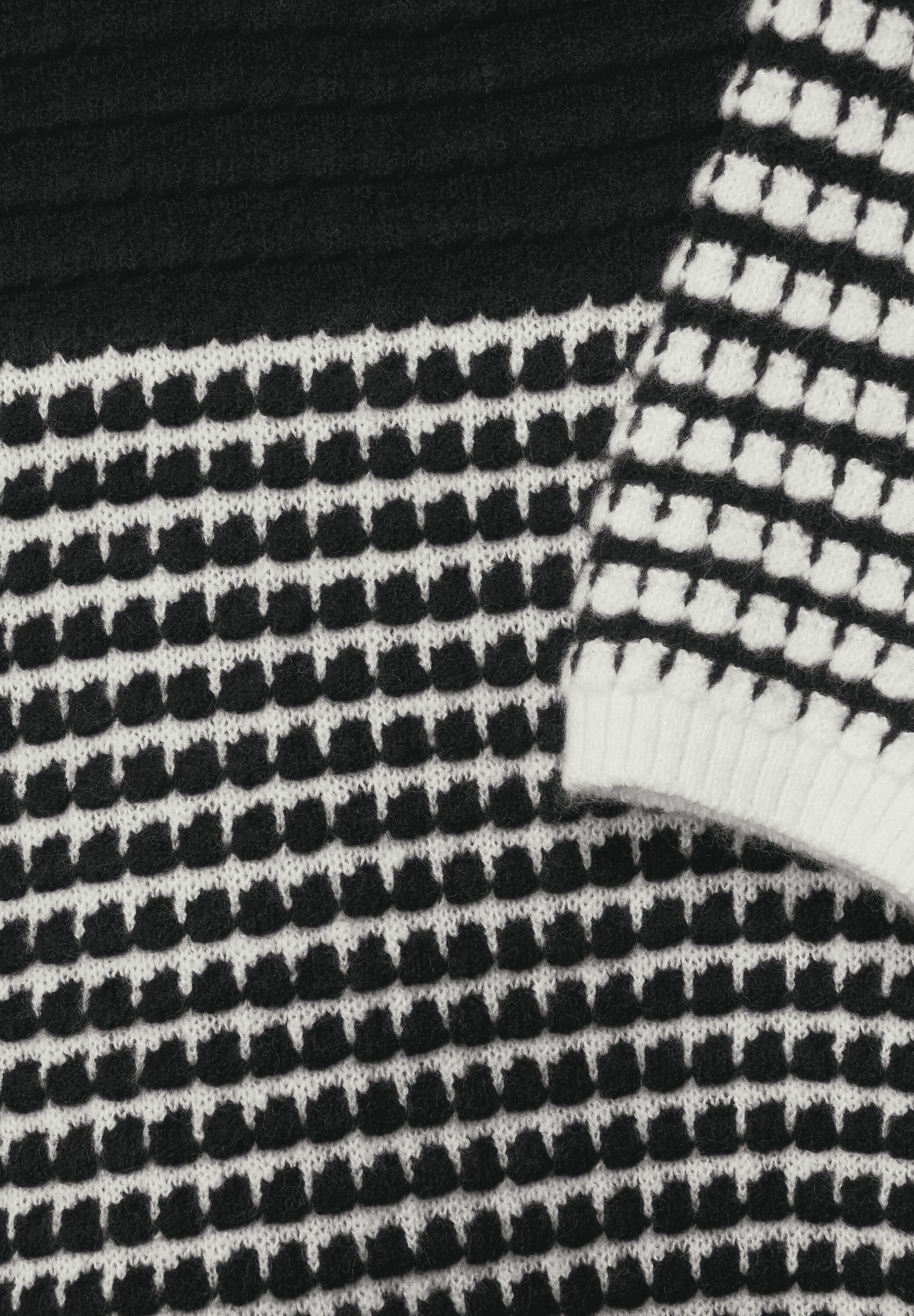 Strukturierter Pullover