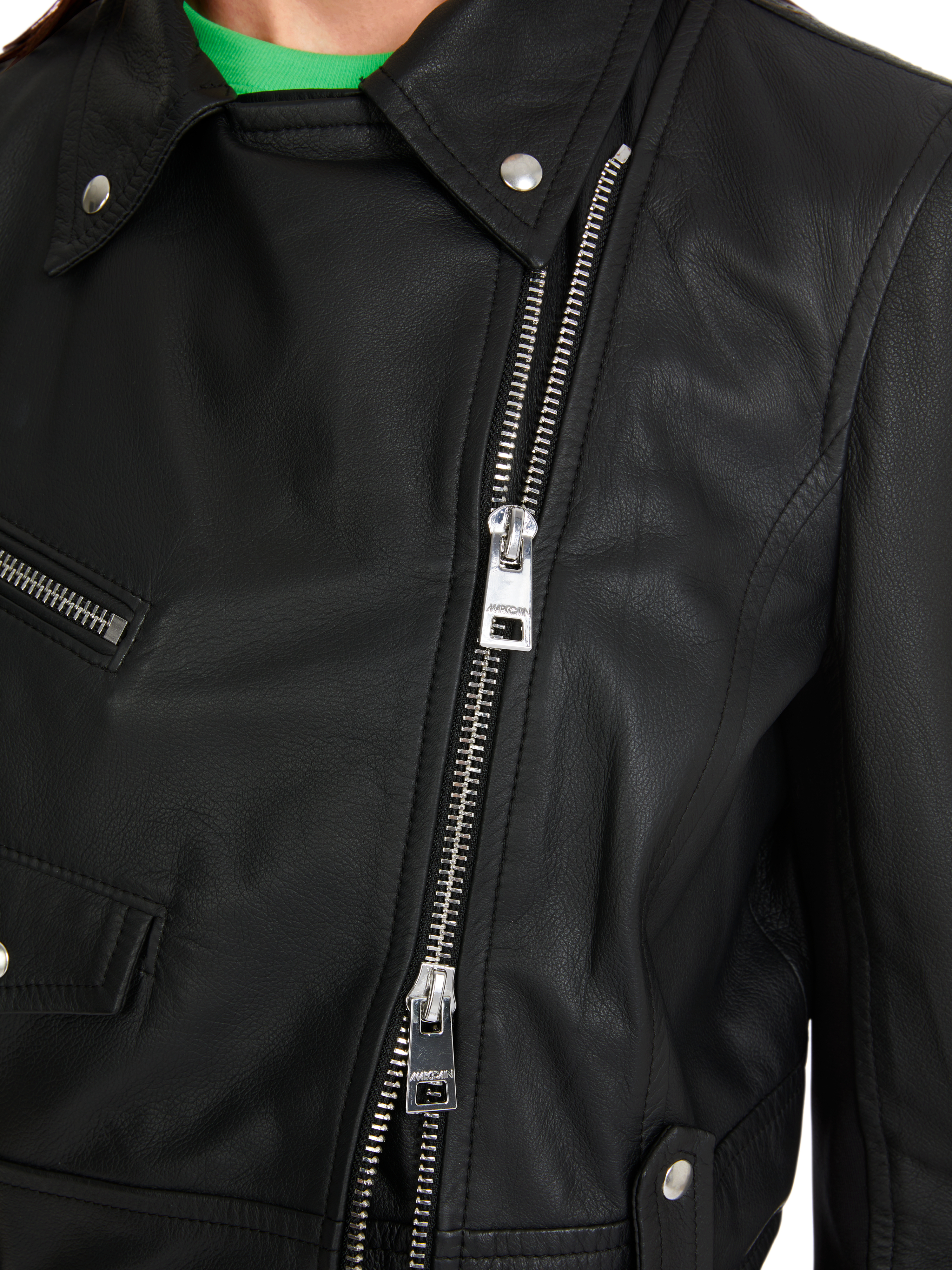 Kurze Lederjacke im Bikerstyle