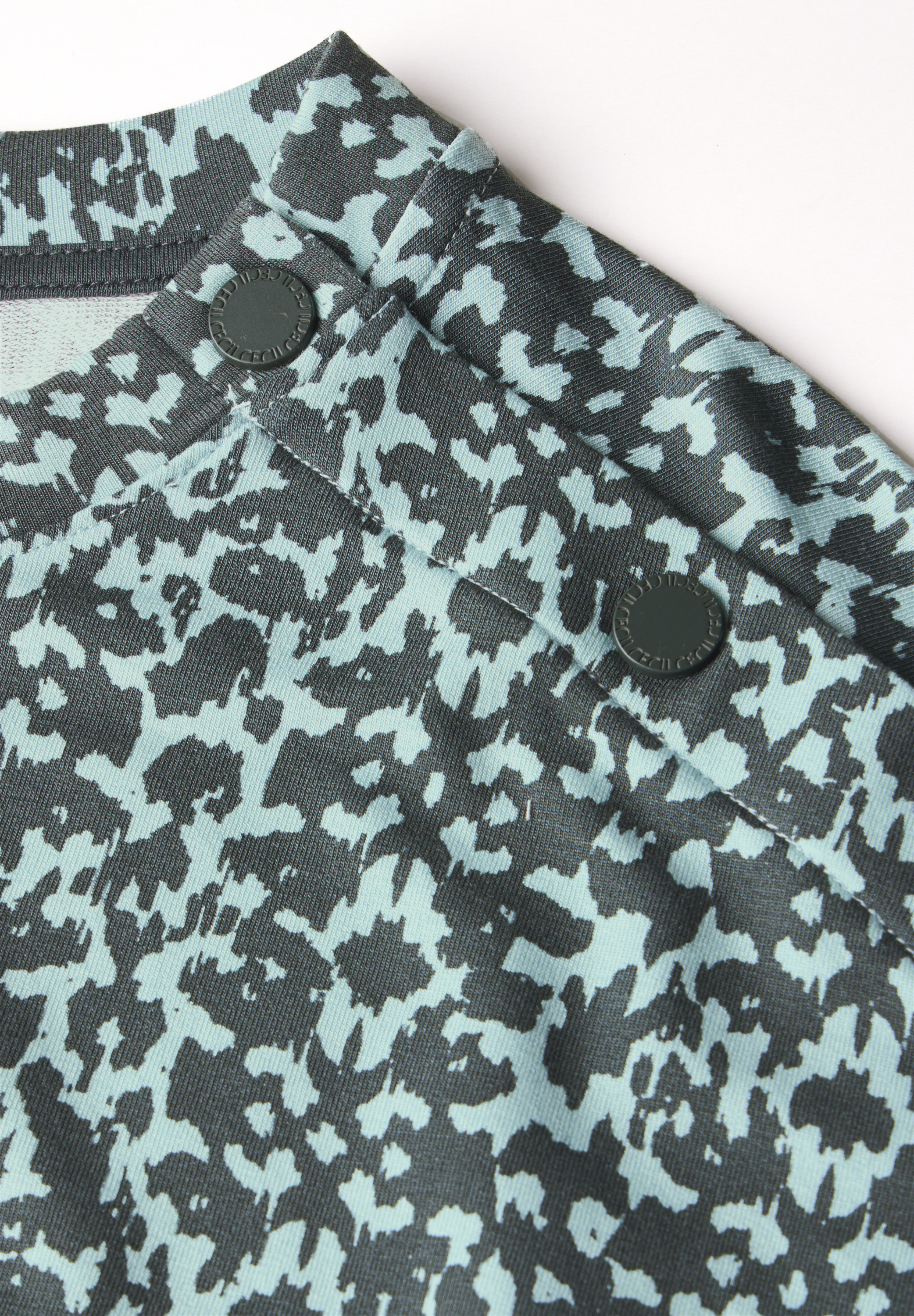 T-Shirt mit Knopfdetail