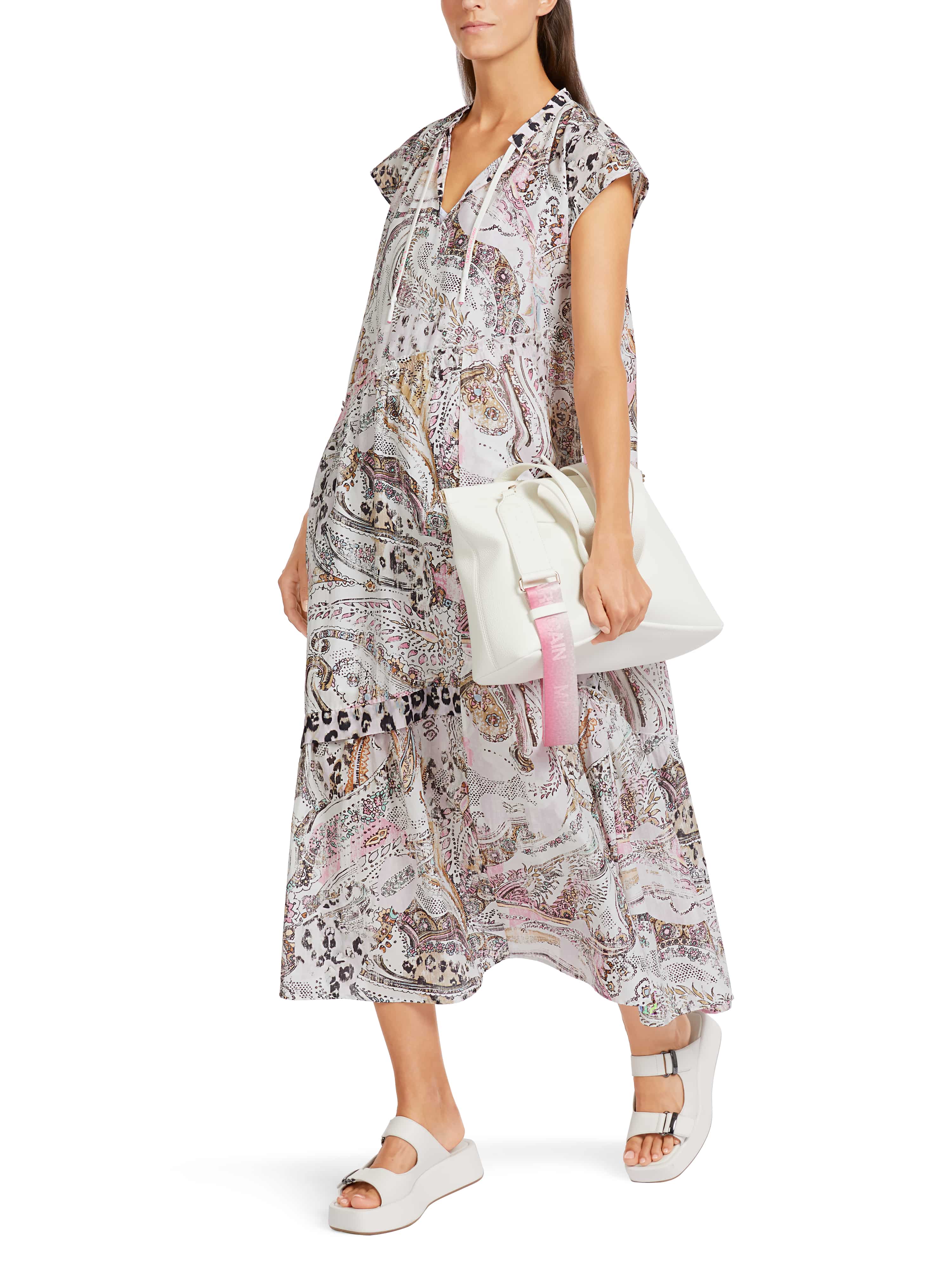 Kleid mit asymmetrischen Stufen