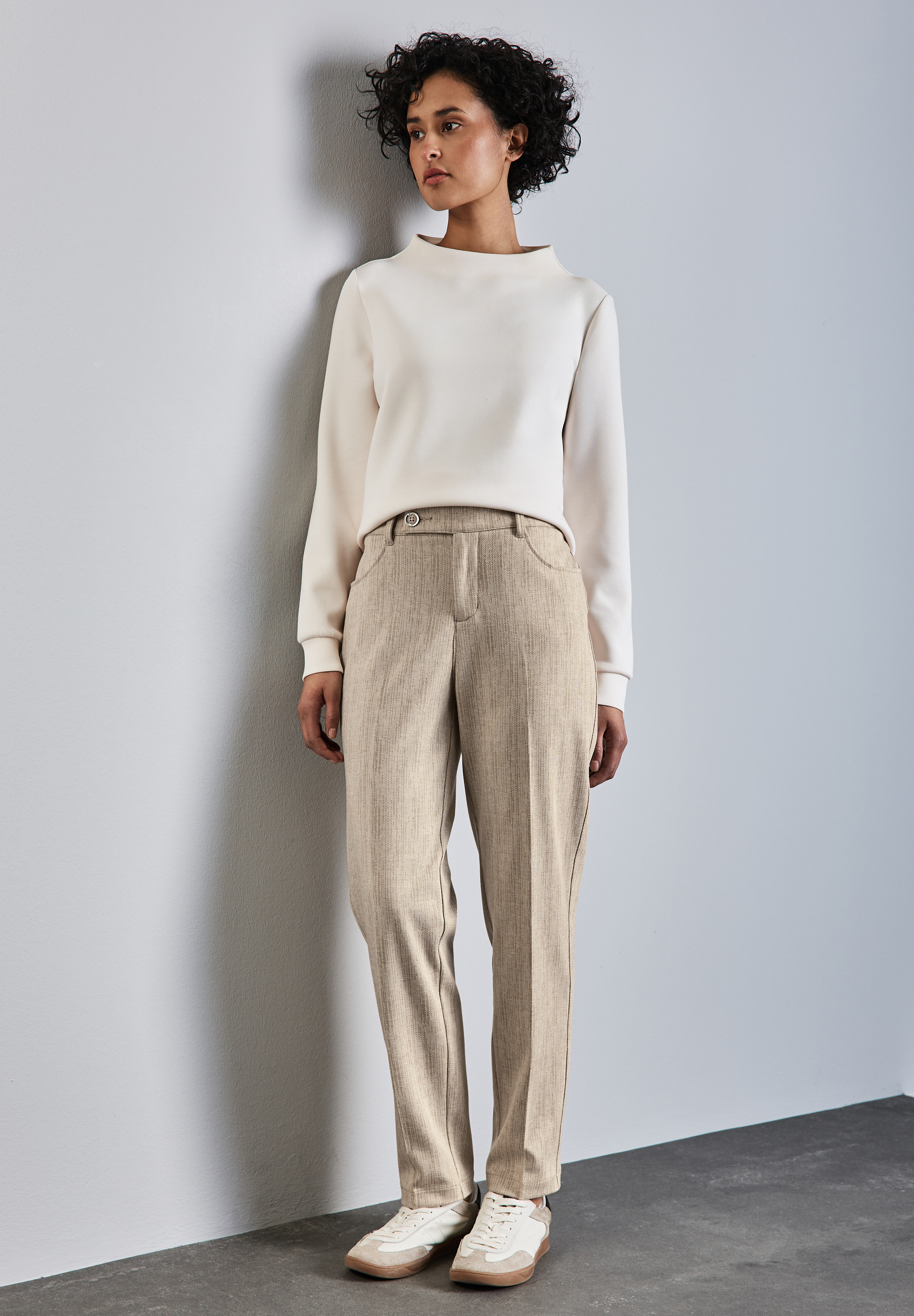 Chino mit Knopfdetail