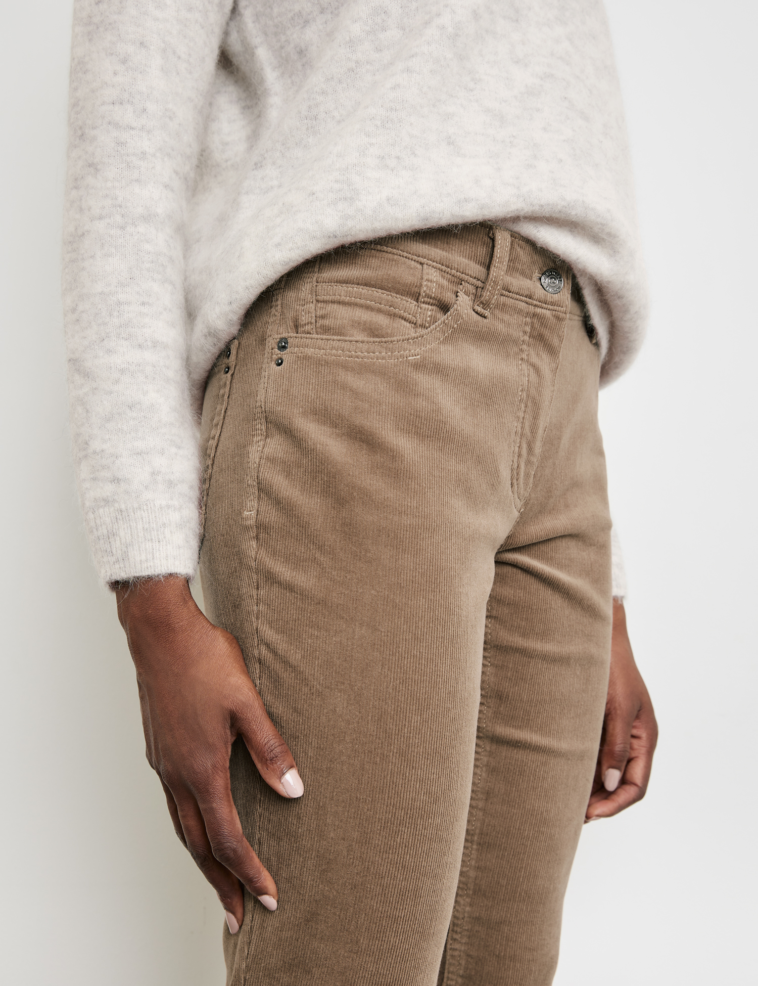 Slim Fit Hose aus feinem Cord