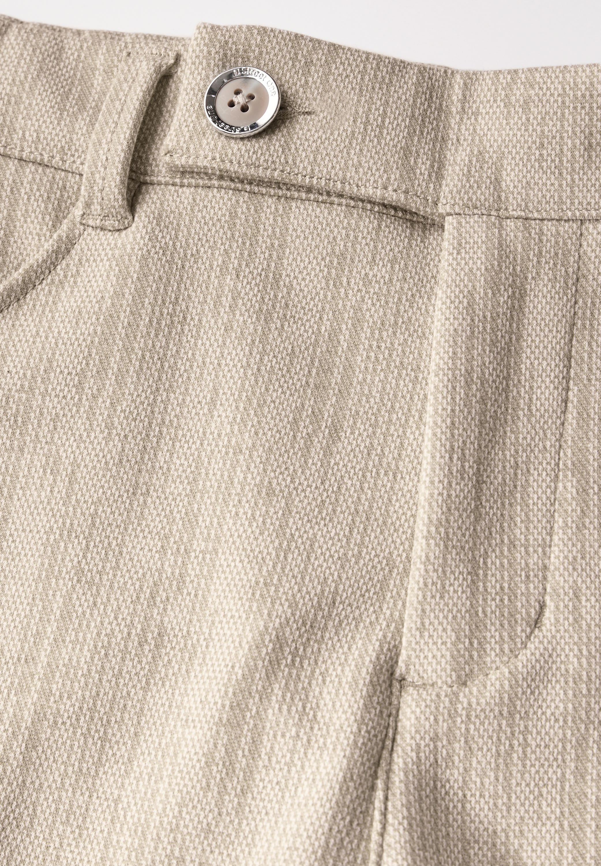 Chino mit Knopfdetail
