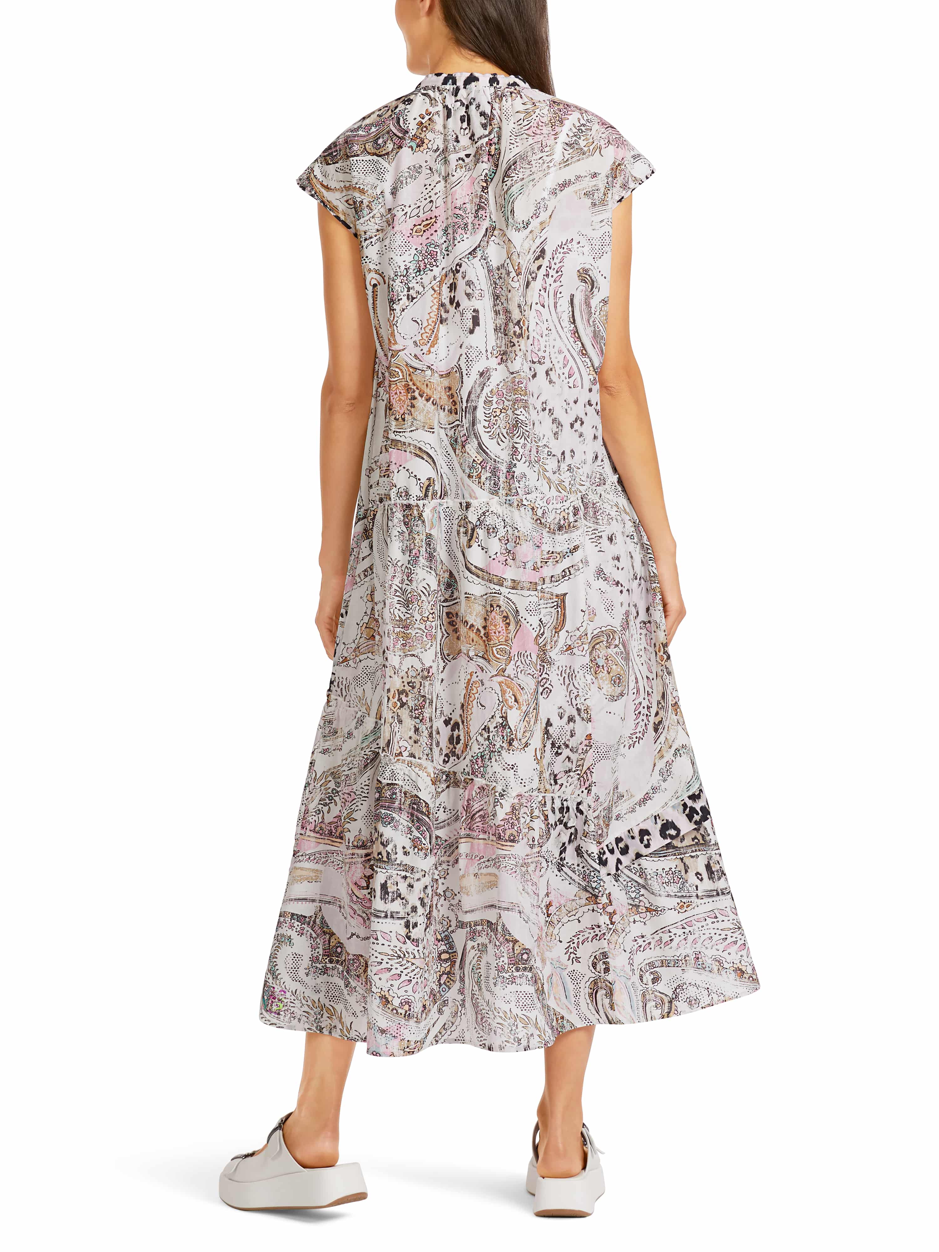 Kleid mit asymmetrischen Stufen