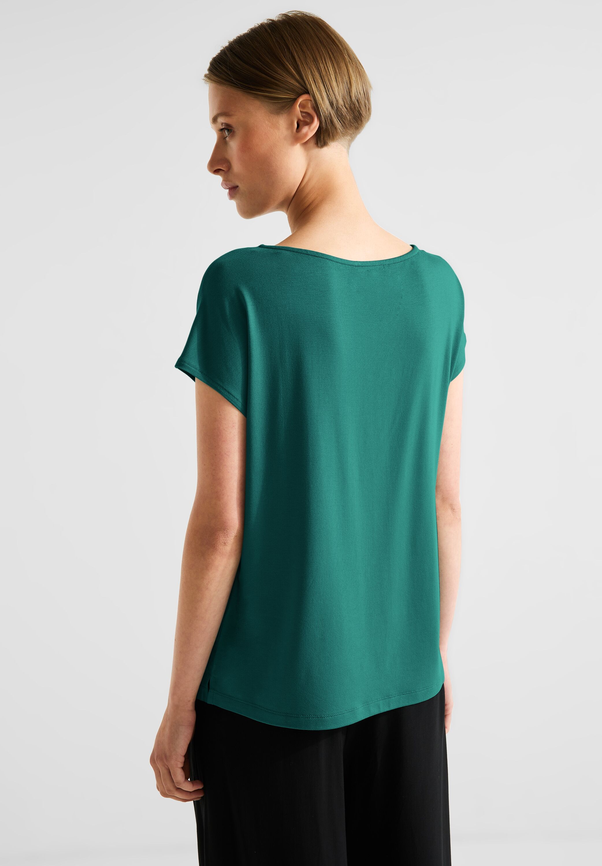 Materialmixshirt mit Cut-Out