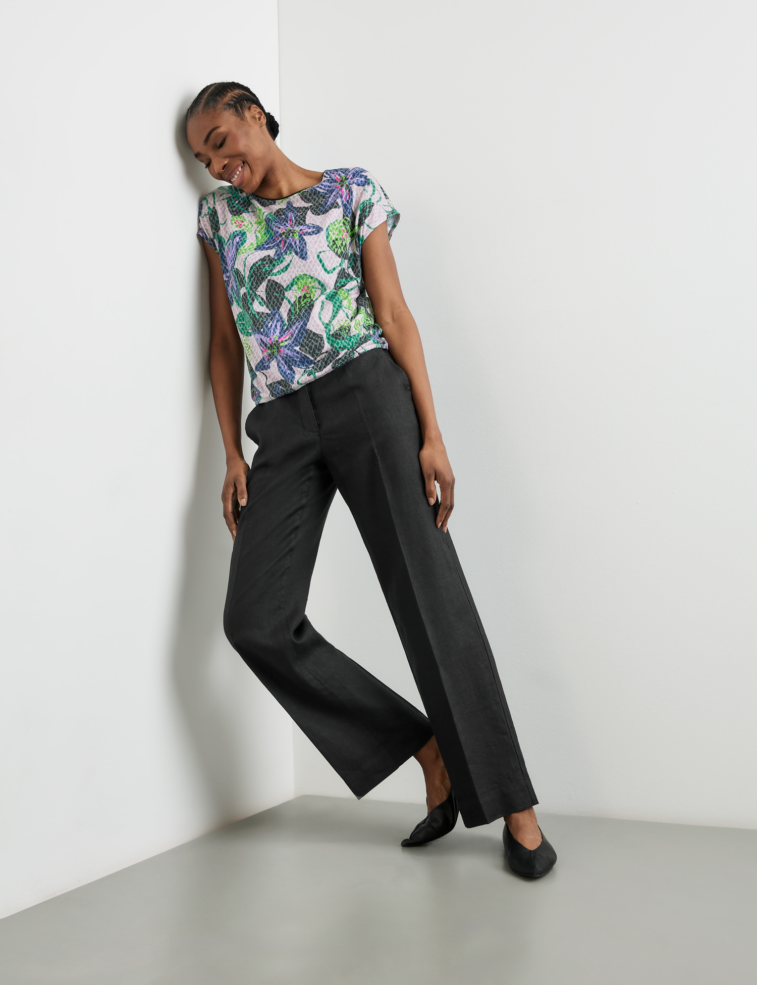 Floral gemustertes Shirt mit Ausbrenner-Qualität