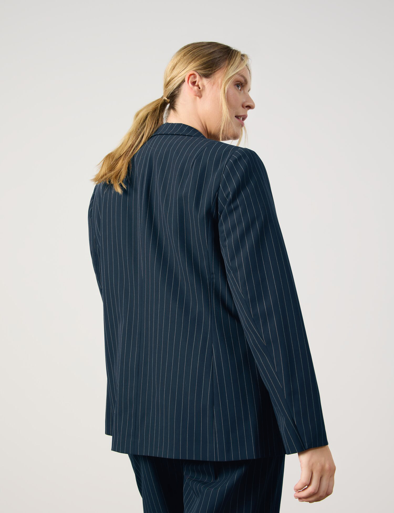 Figurumspielender Blazer mit feinen Nadelstreifen