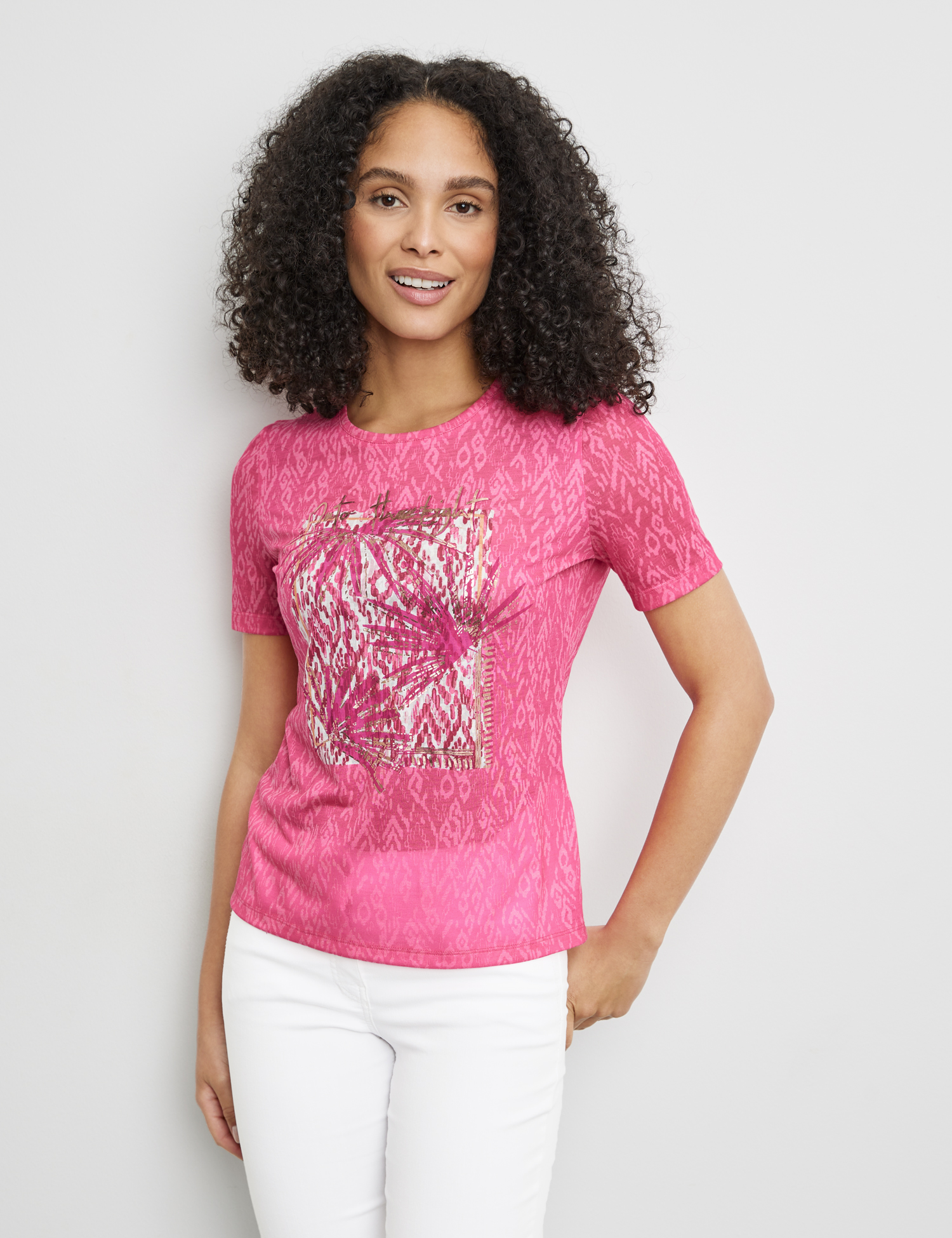 Gemustertes T-Shirt mit Frontprint