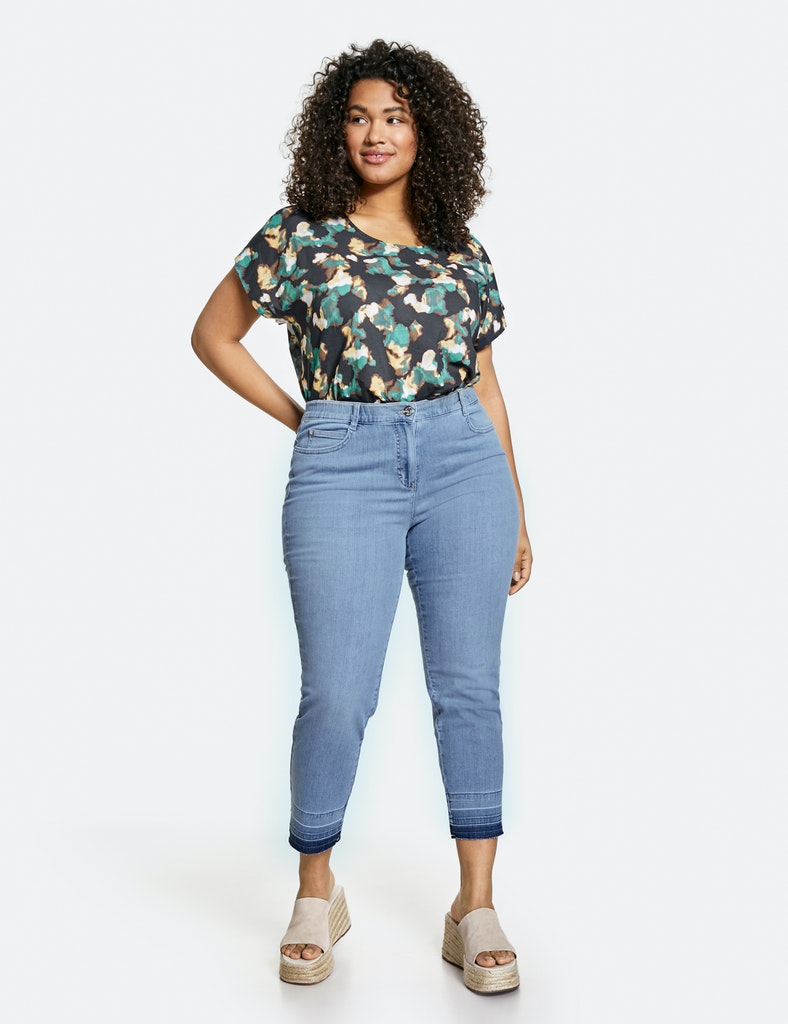 7/8 Betty Jeans mit ausgefransten Säumen