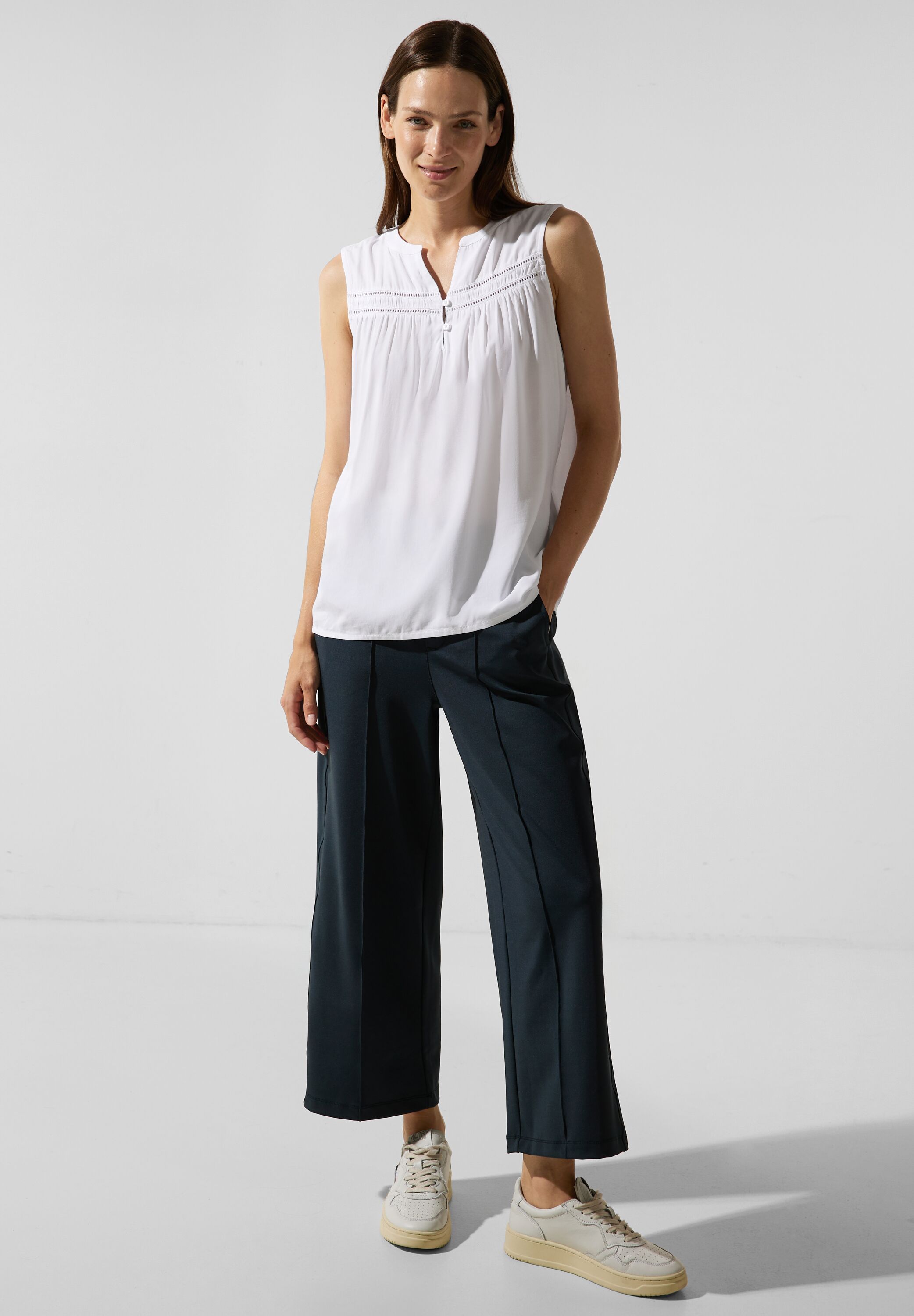 Viskosebluse mit Häkeldetail