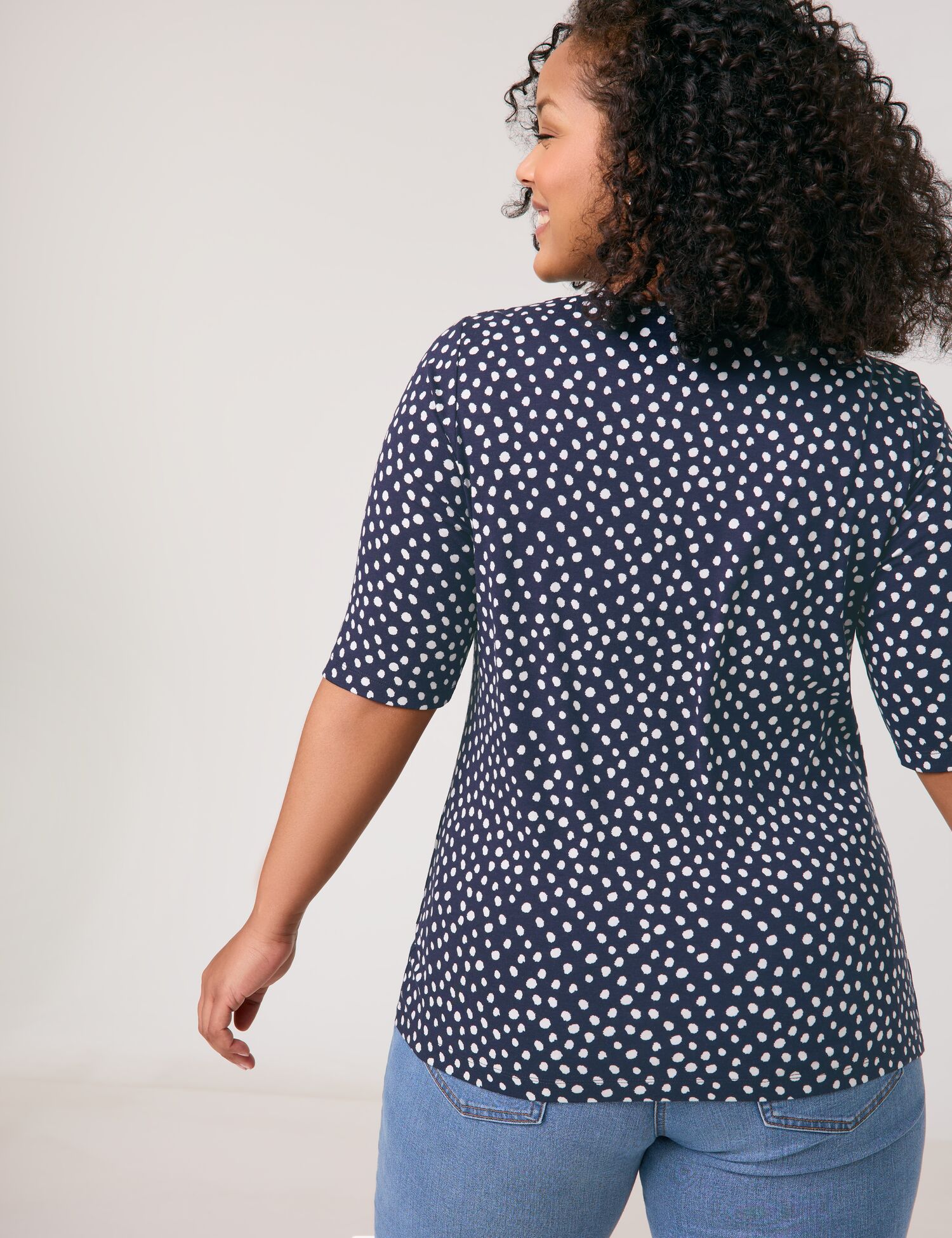 Gepunktetes Halbarmshirt mit Zierring