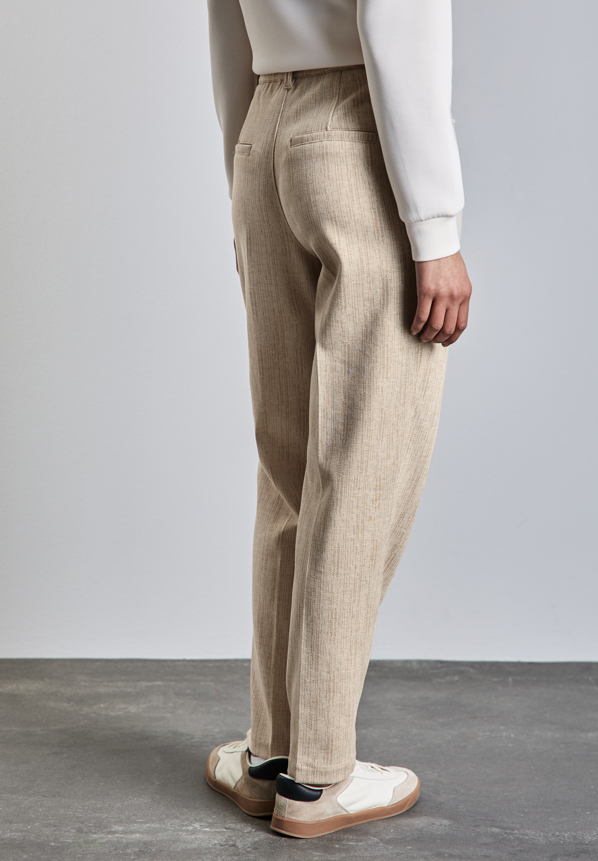 Chino mit Knopfdetail