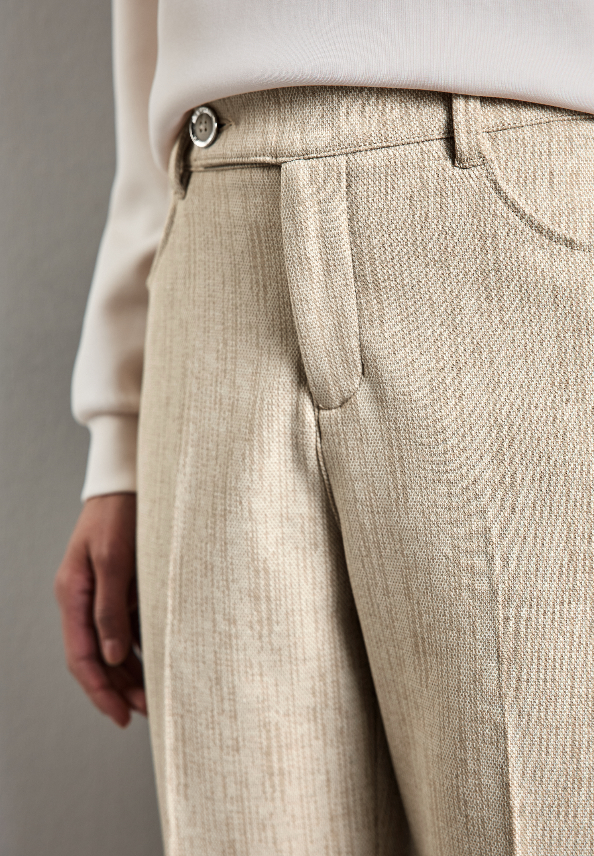 Chino mit Knopfdetail
