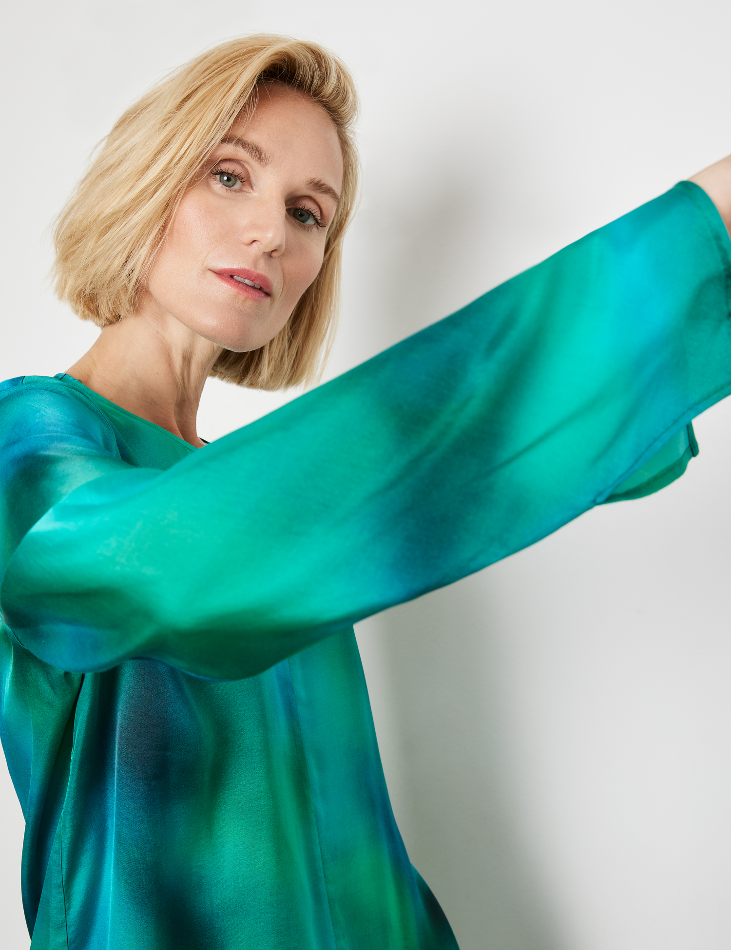 Gemustertes Blusenshirt mit geschlitzten Ärmeln
