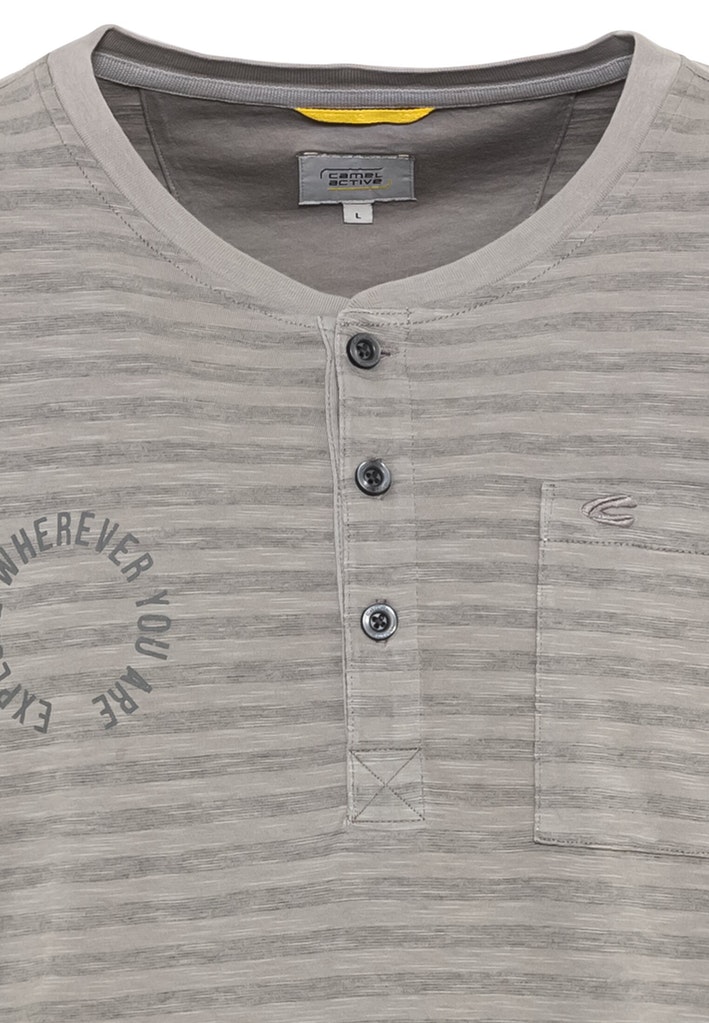 Kurzarm T-Shirt mit Henley-Kragen