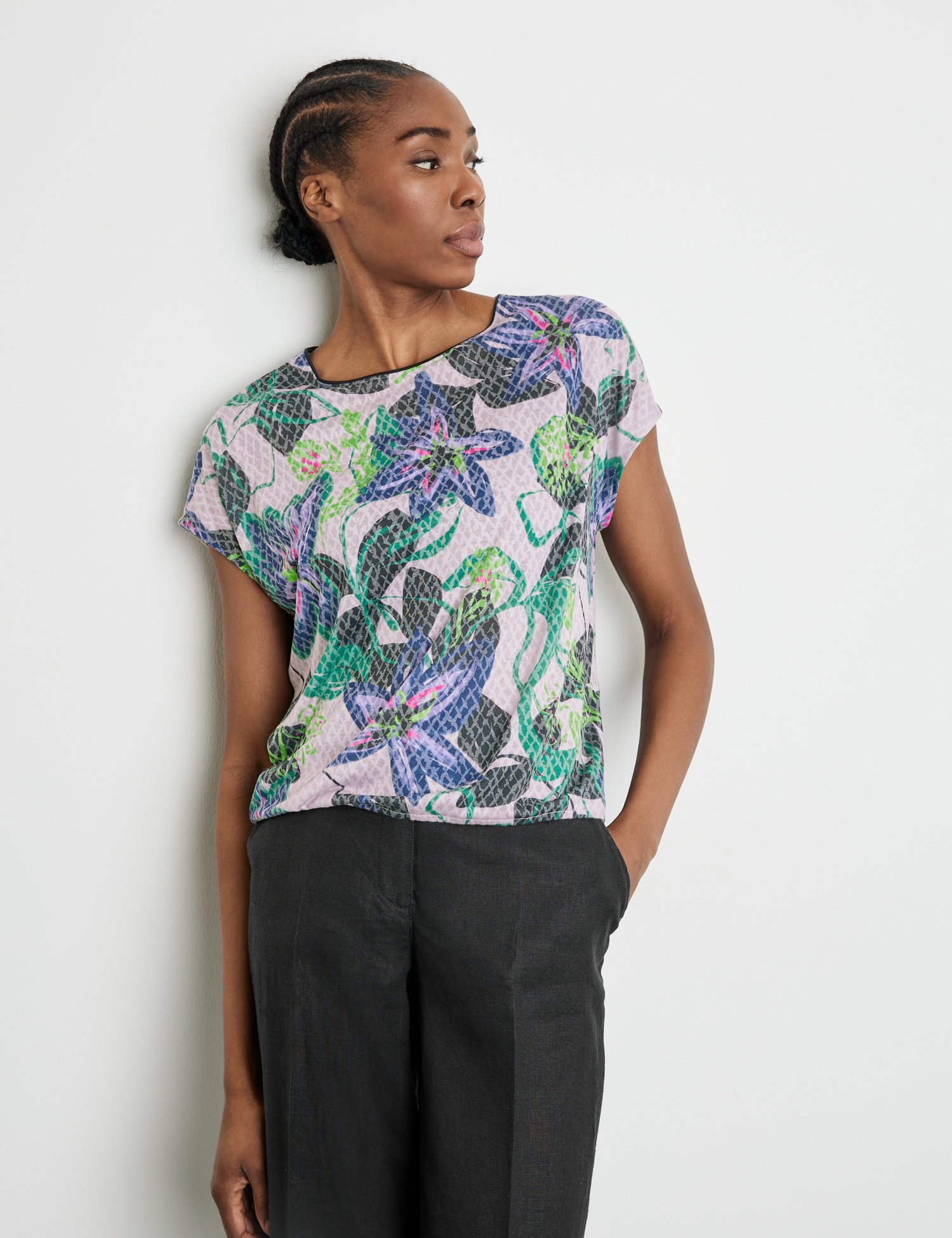 Floral gemustertes Shirt mit Ausbrenner-Qualität
