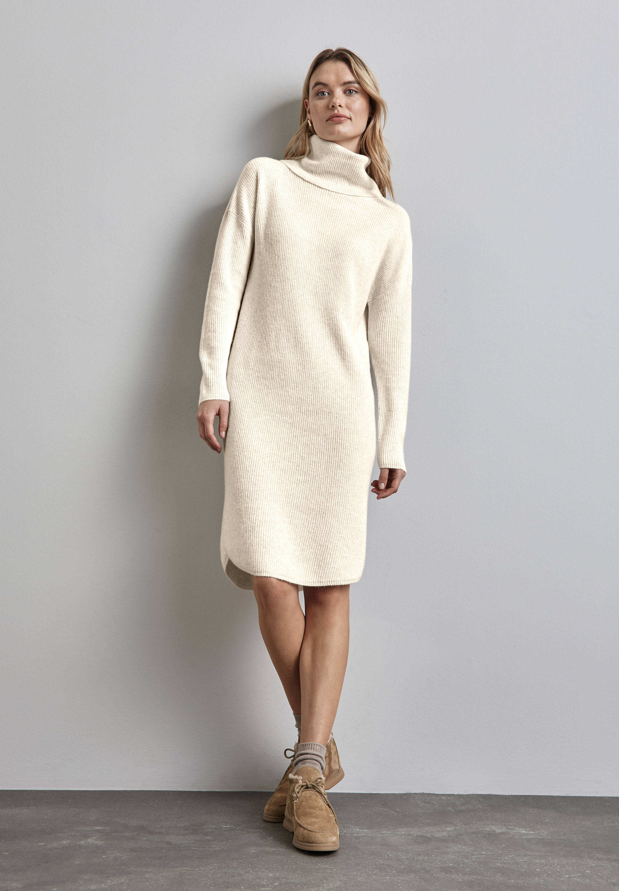 Kleid mit Rollkragen