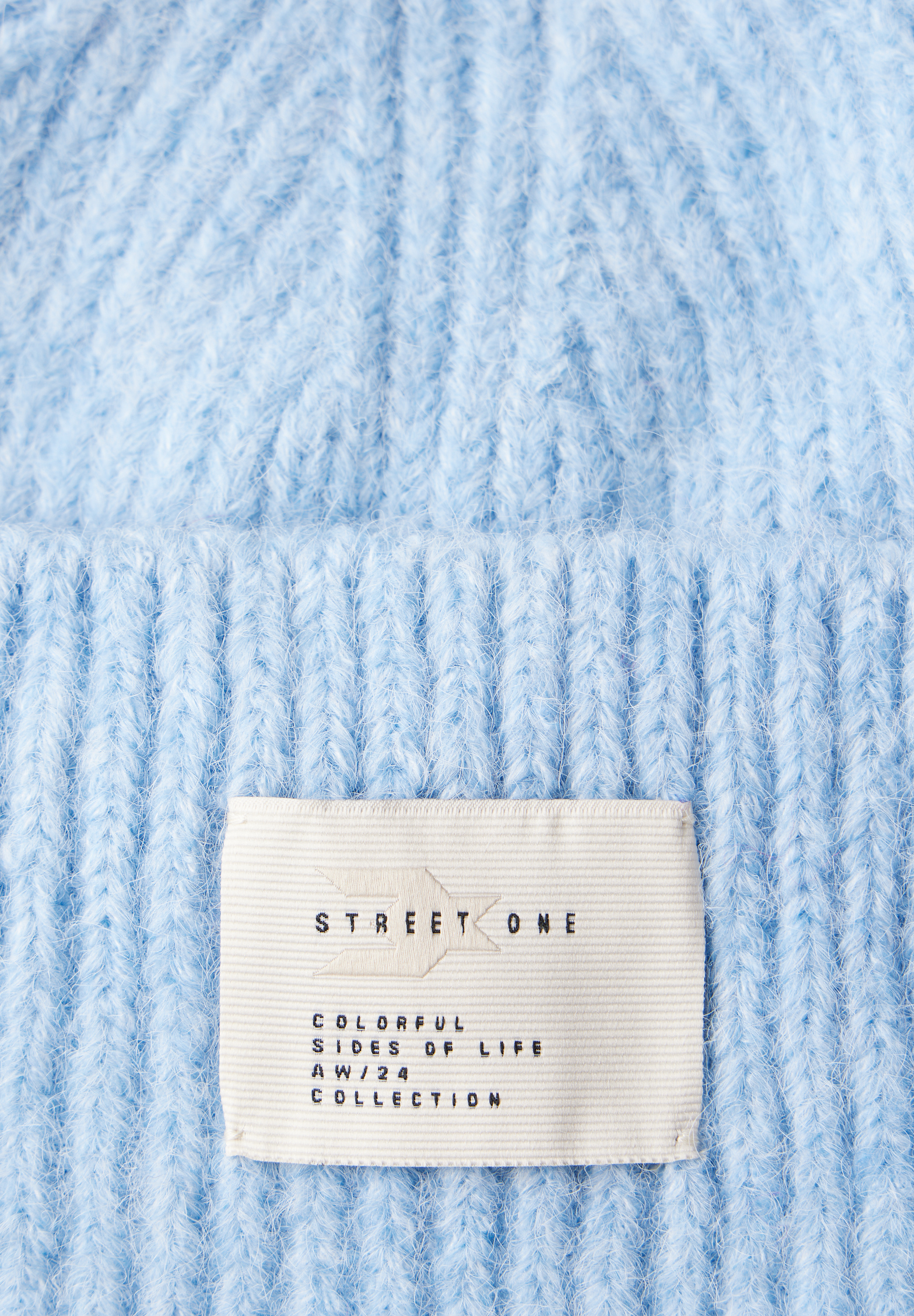 Beanie mit Badge