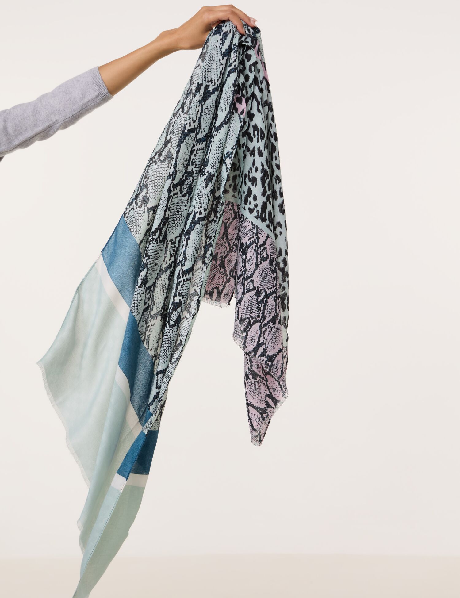 Feiner Schal mit Muster-Patch